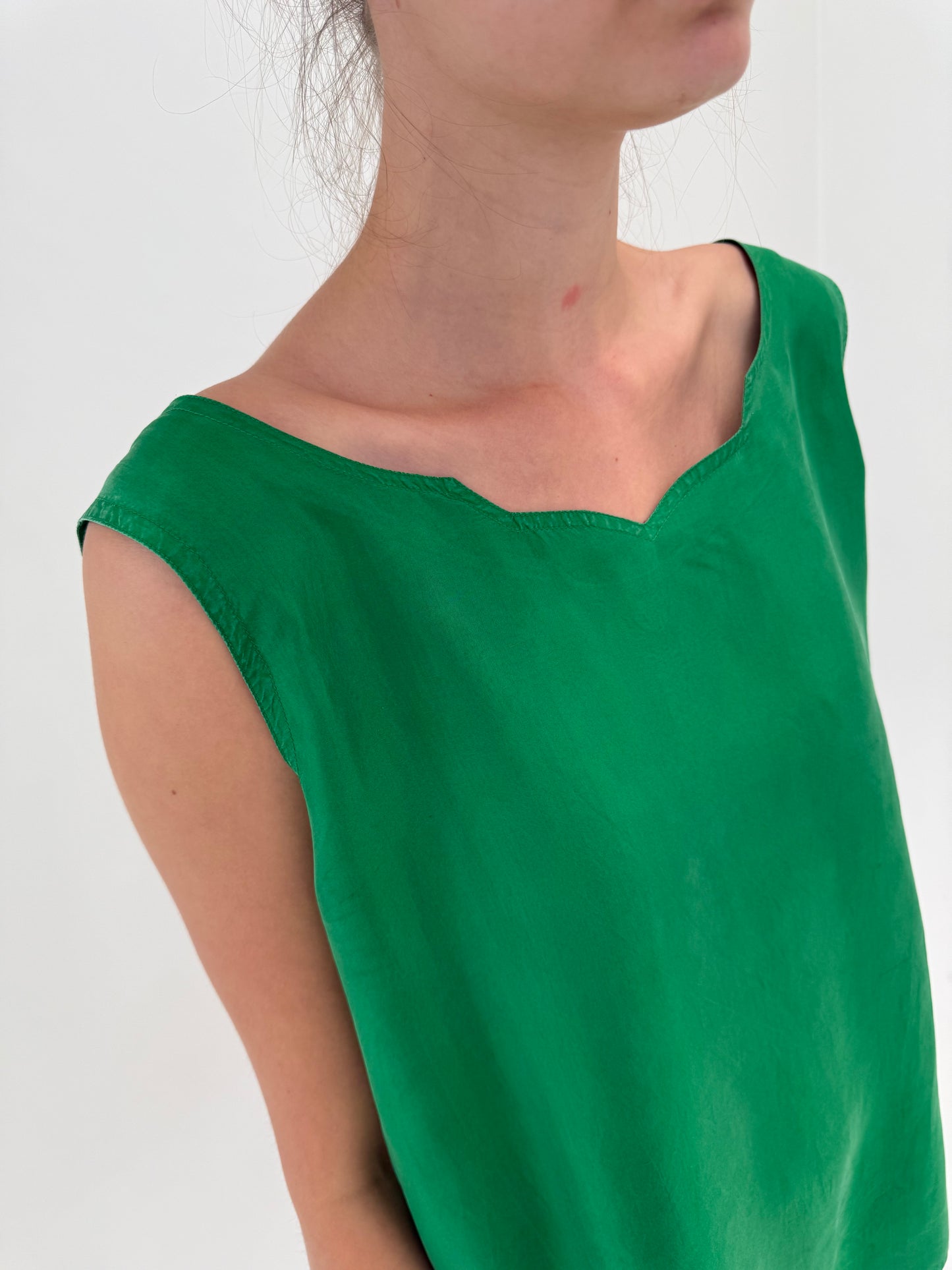 Top emerald green din mătase naturală în croi minimalist cu decolteu chic