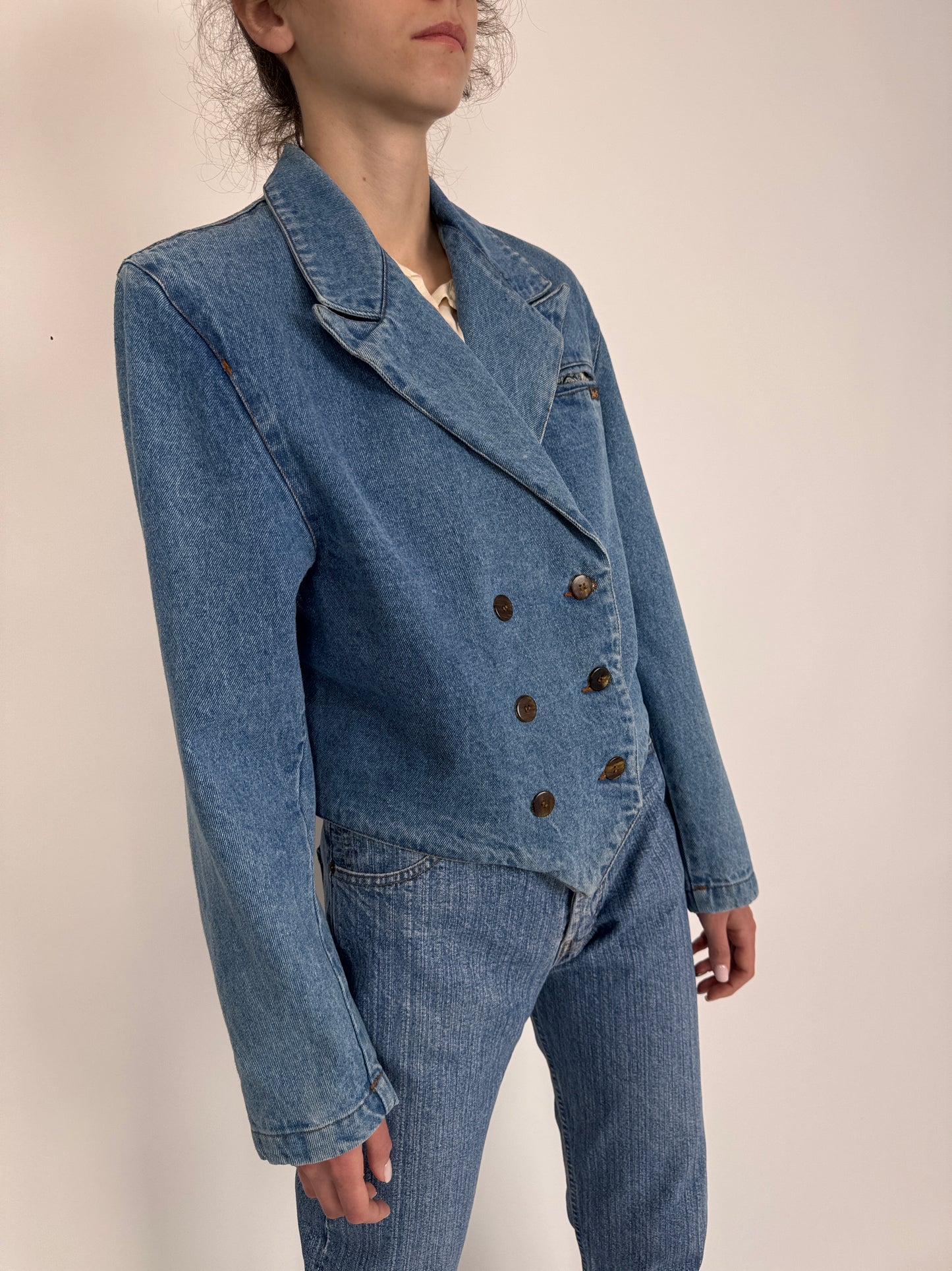 Geacă vintage din jeans în croi cambrat cu închidere dublă