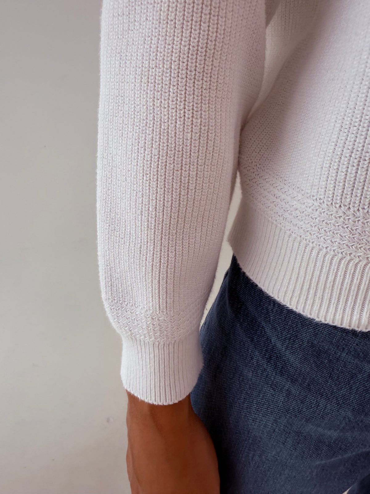 Pulover cu funnel neck și închidere Henley din bumbac excepțional
