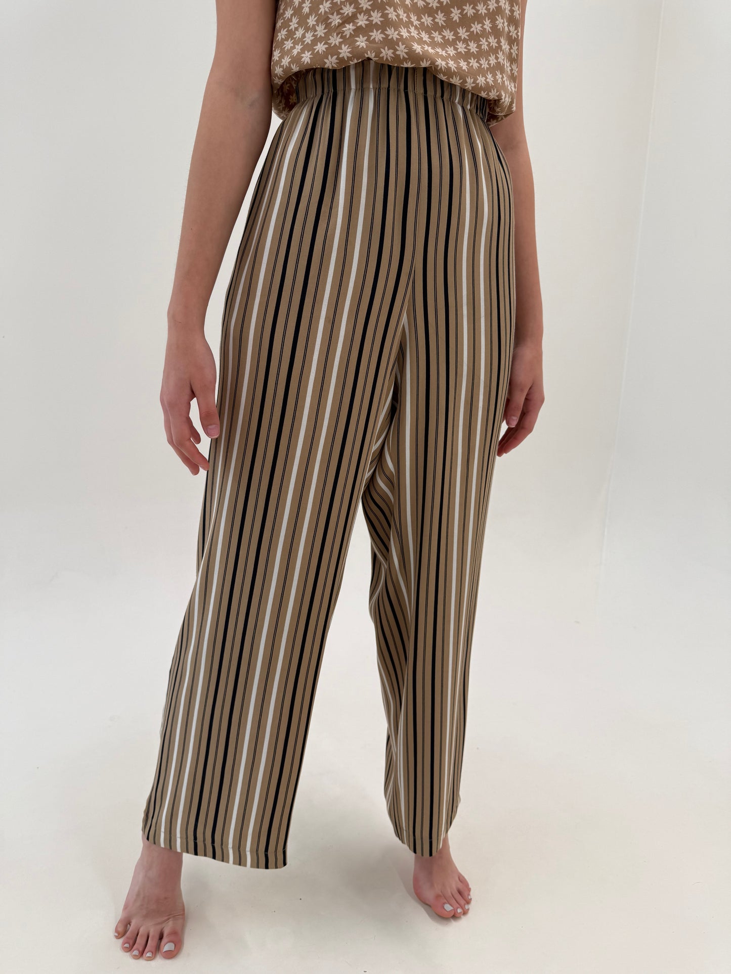 Pantaloni tall spre palazzo în dungi fine dark camel cu talie elastică