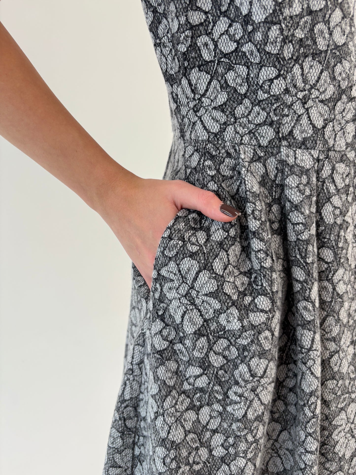 Rochie cu buzunare midi și talie marcată din jerse din mix de lana