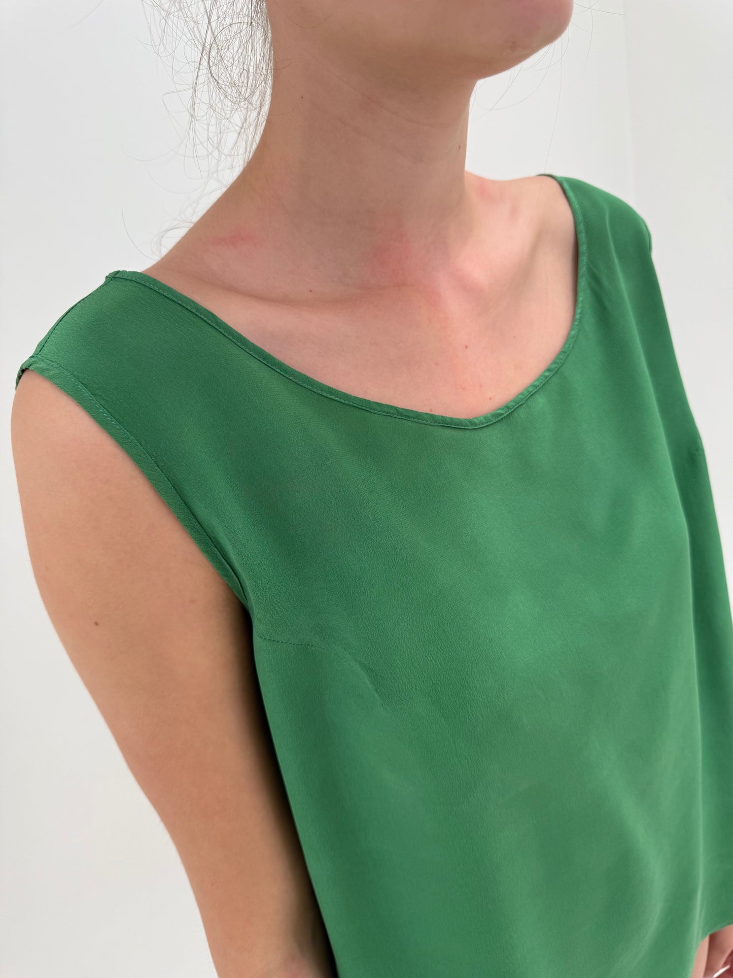Top în croi minimalist forest green din mătase naturală