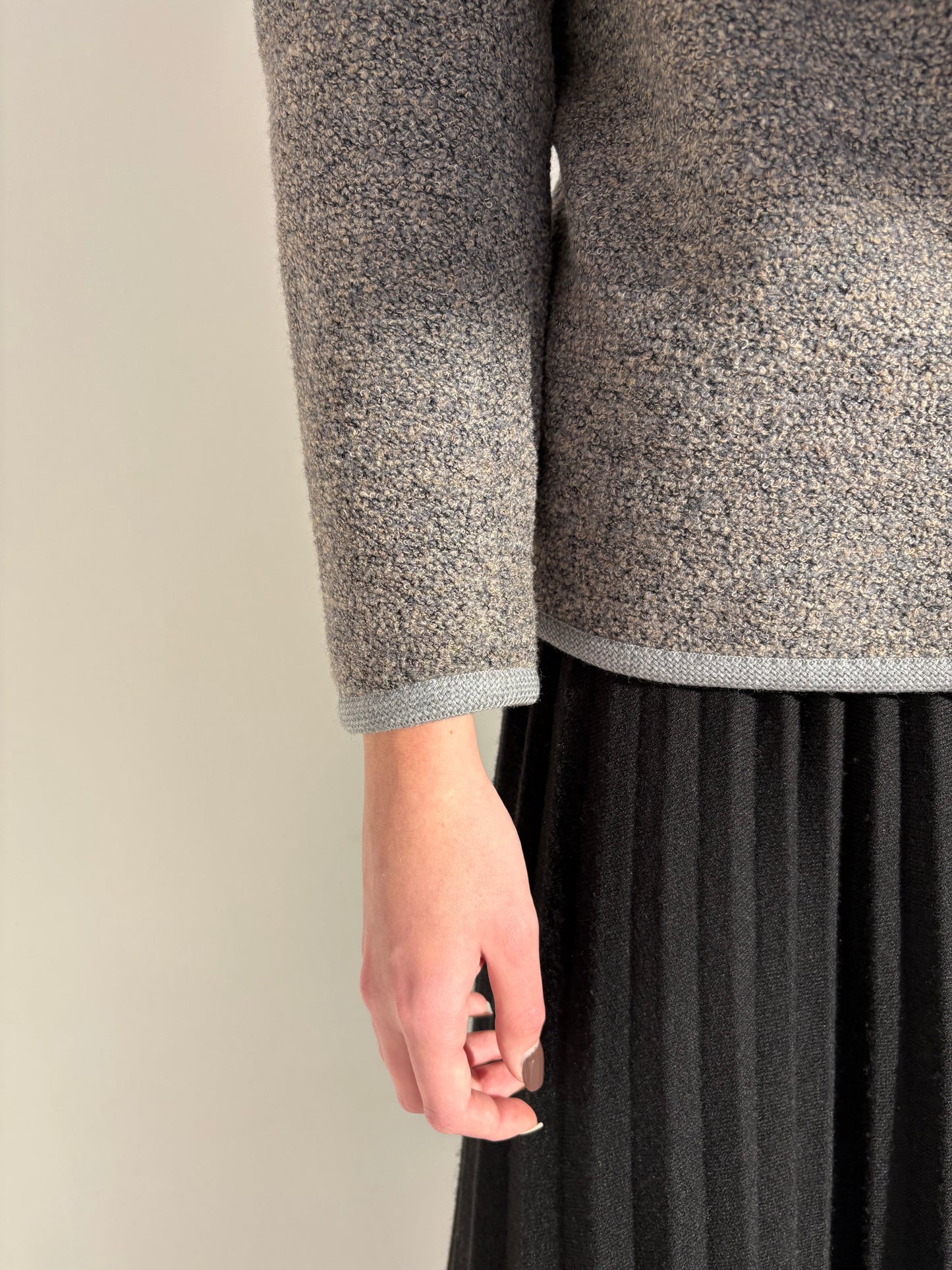 Jacheta petite in stil Chanel din boucle de lana warm gray cu baby blue