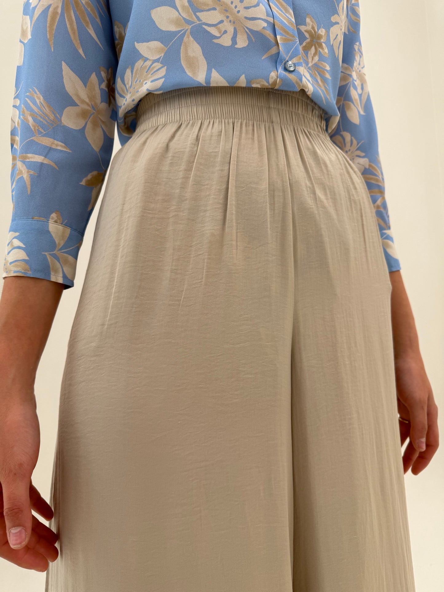Pantaloni palazzo sand nude ușor satinați cu talie ultra înaltă elastică super ampli