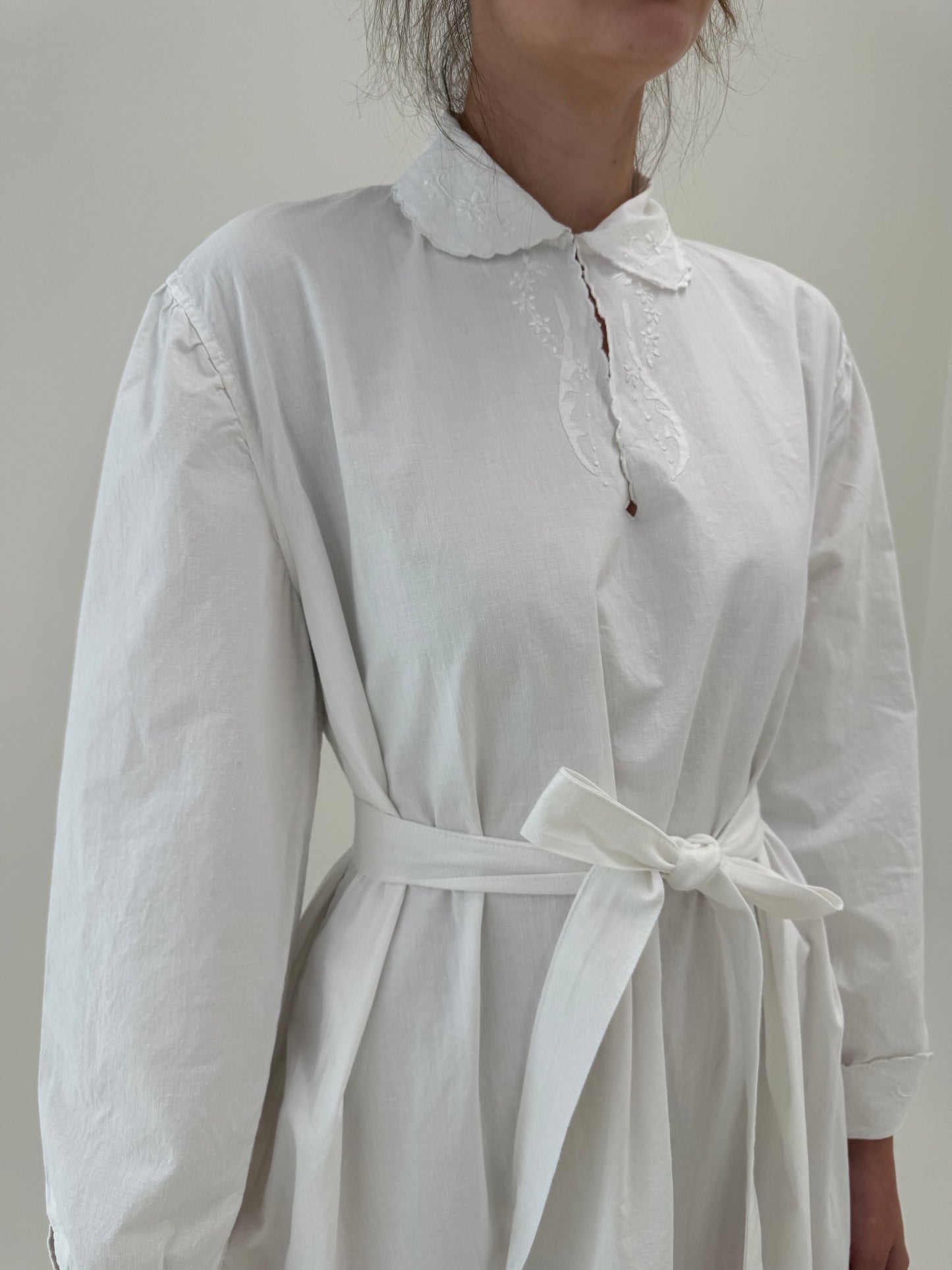 Rochie maxi cu broderie manuală delicată din pânză excepțională de in și bumbac