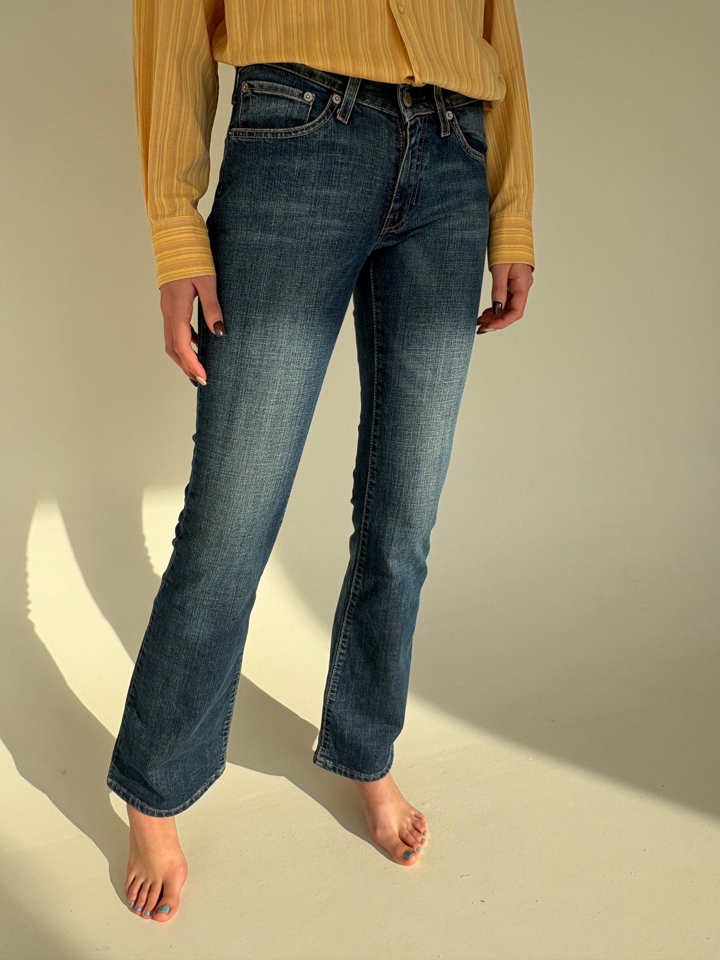 Jeans Levi’s bootcut classic wash in croi super revenit în trend