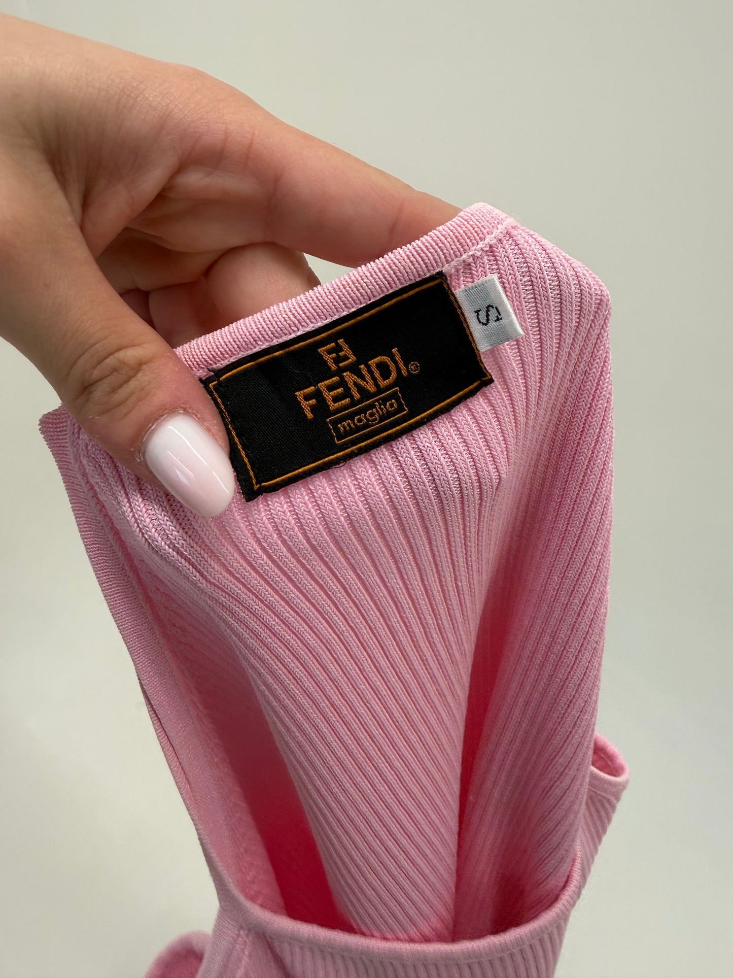 Top Fendi cu logoul discret al brandului din jerse ribbed powder pink
