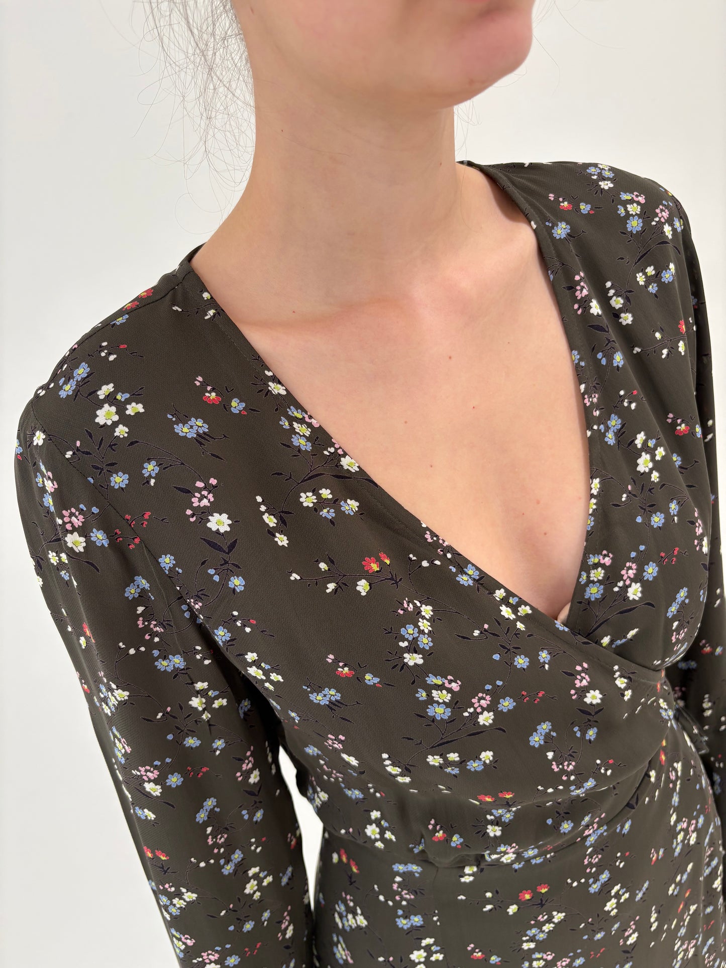 Rochie de designer Essentiel Antwerp în croi petrecut și mâneci evazate