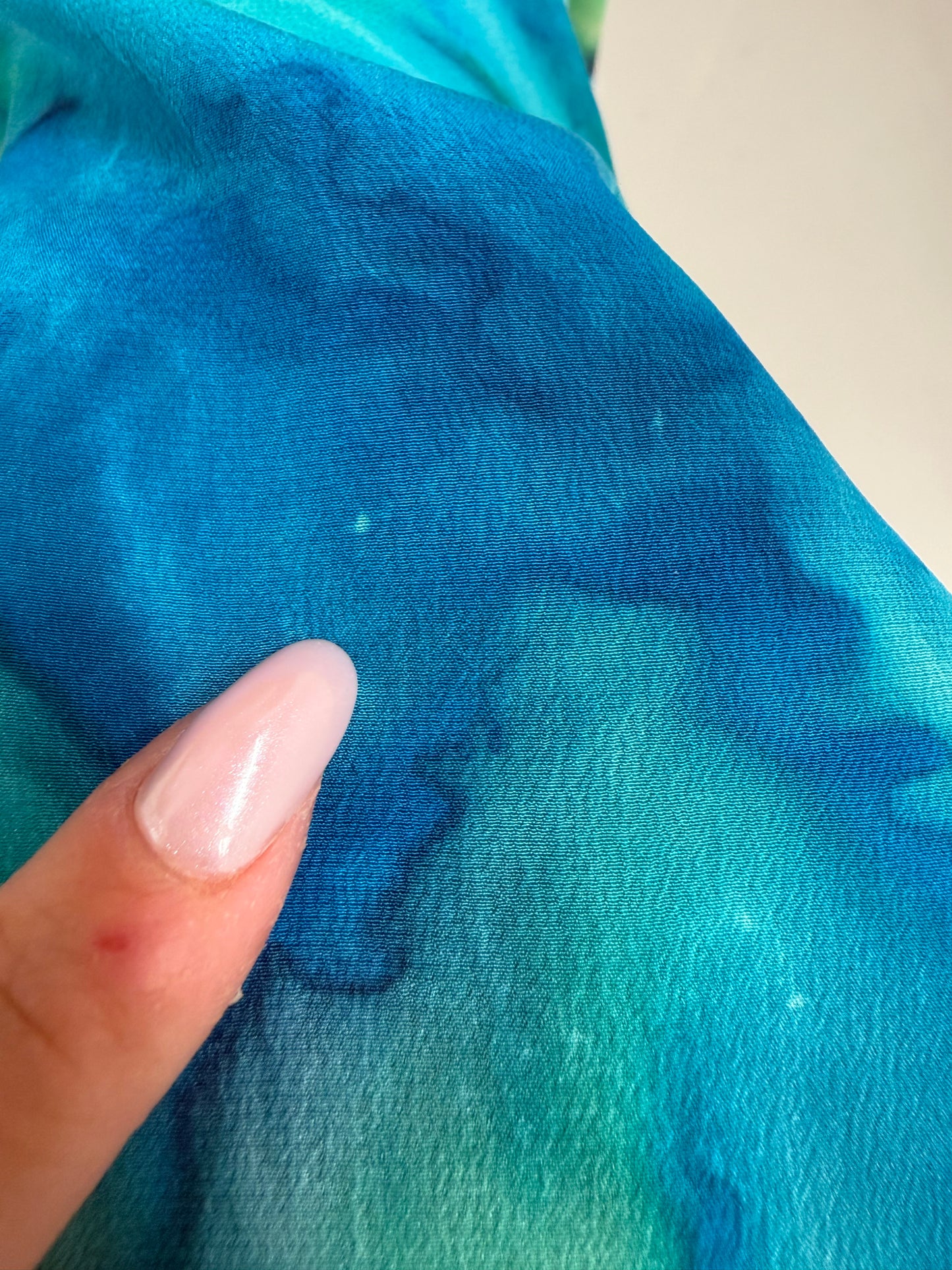Top în croi lejer din mătase naturală cu print tye and dye