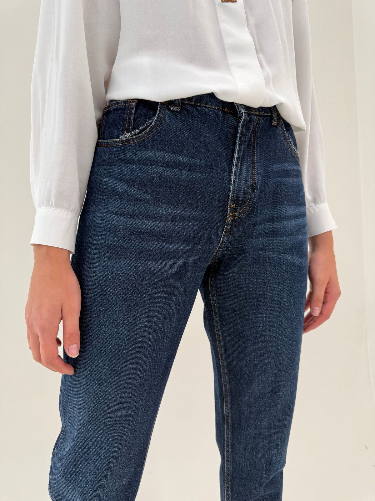Jeans dark wash premium din bumbac gros în croi super revenit în trend