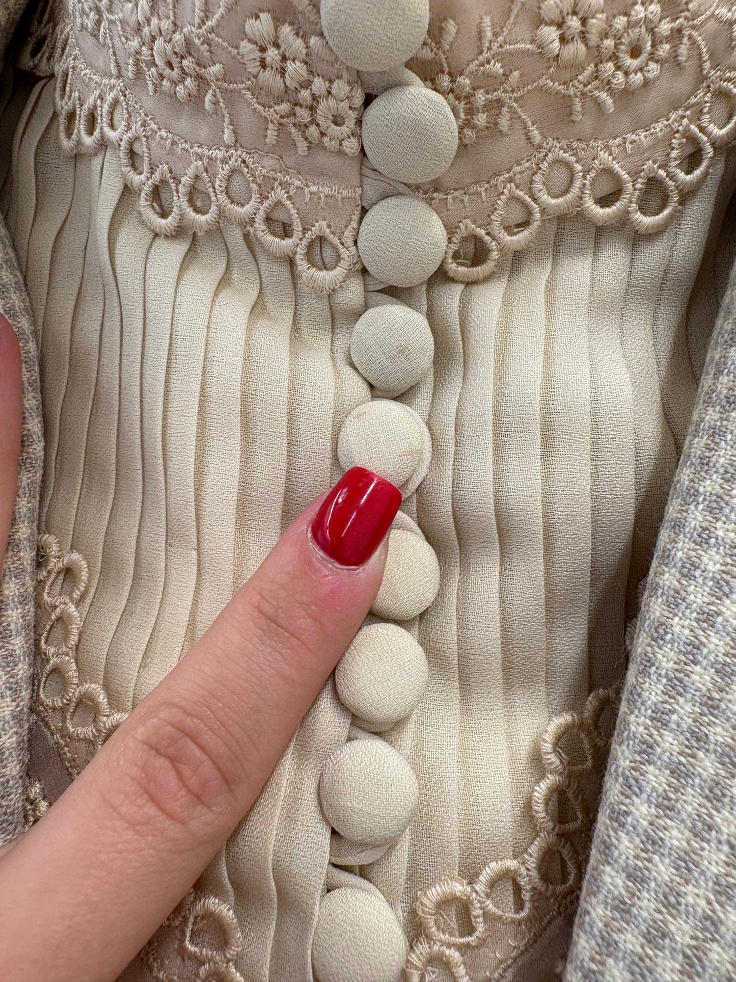 Cămașa old vintage anii 70 cu pliseuri și dantelă macrame