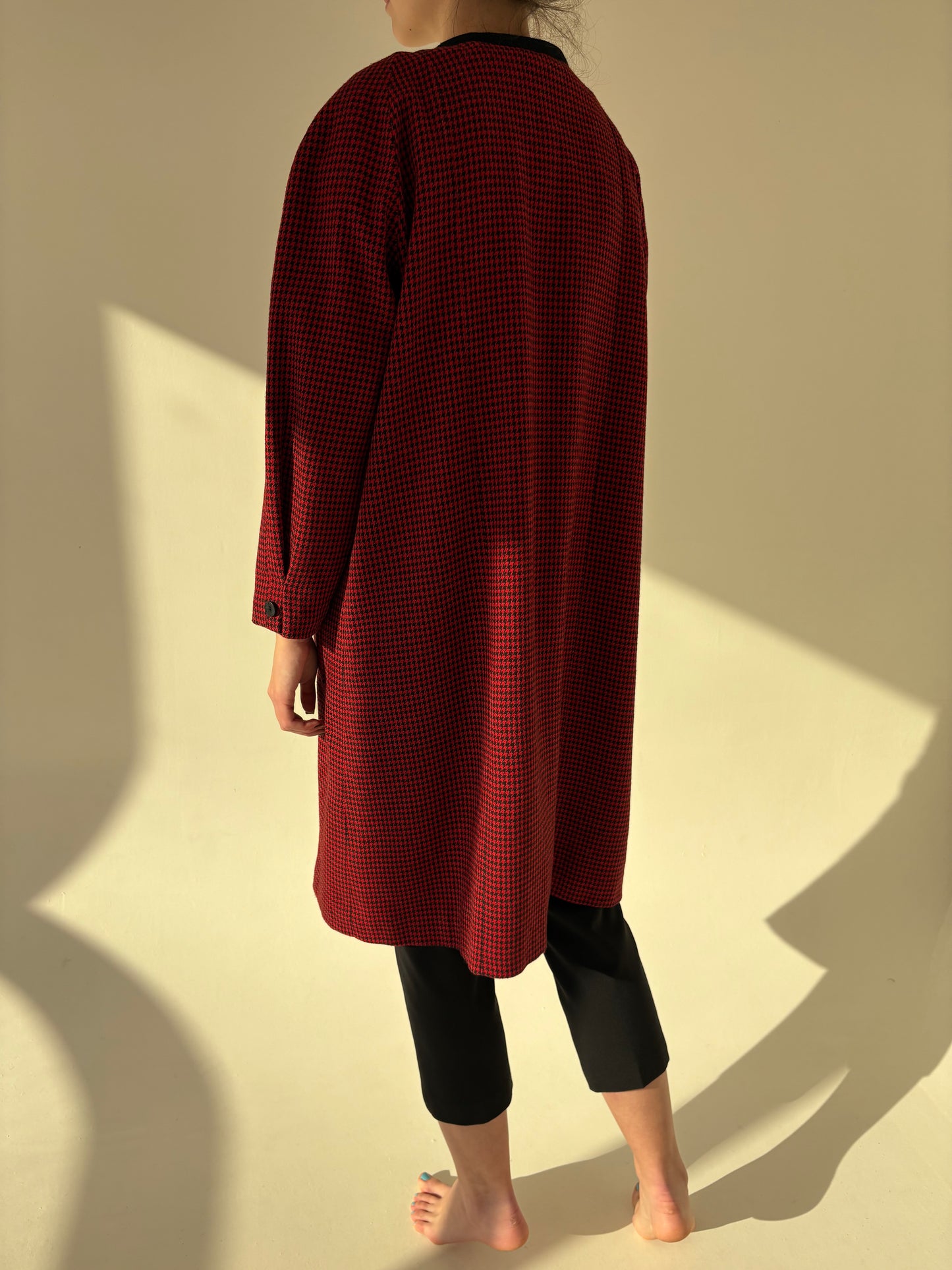 Pardesiu on stil Chanel dark cherry în carouri fine din lana