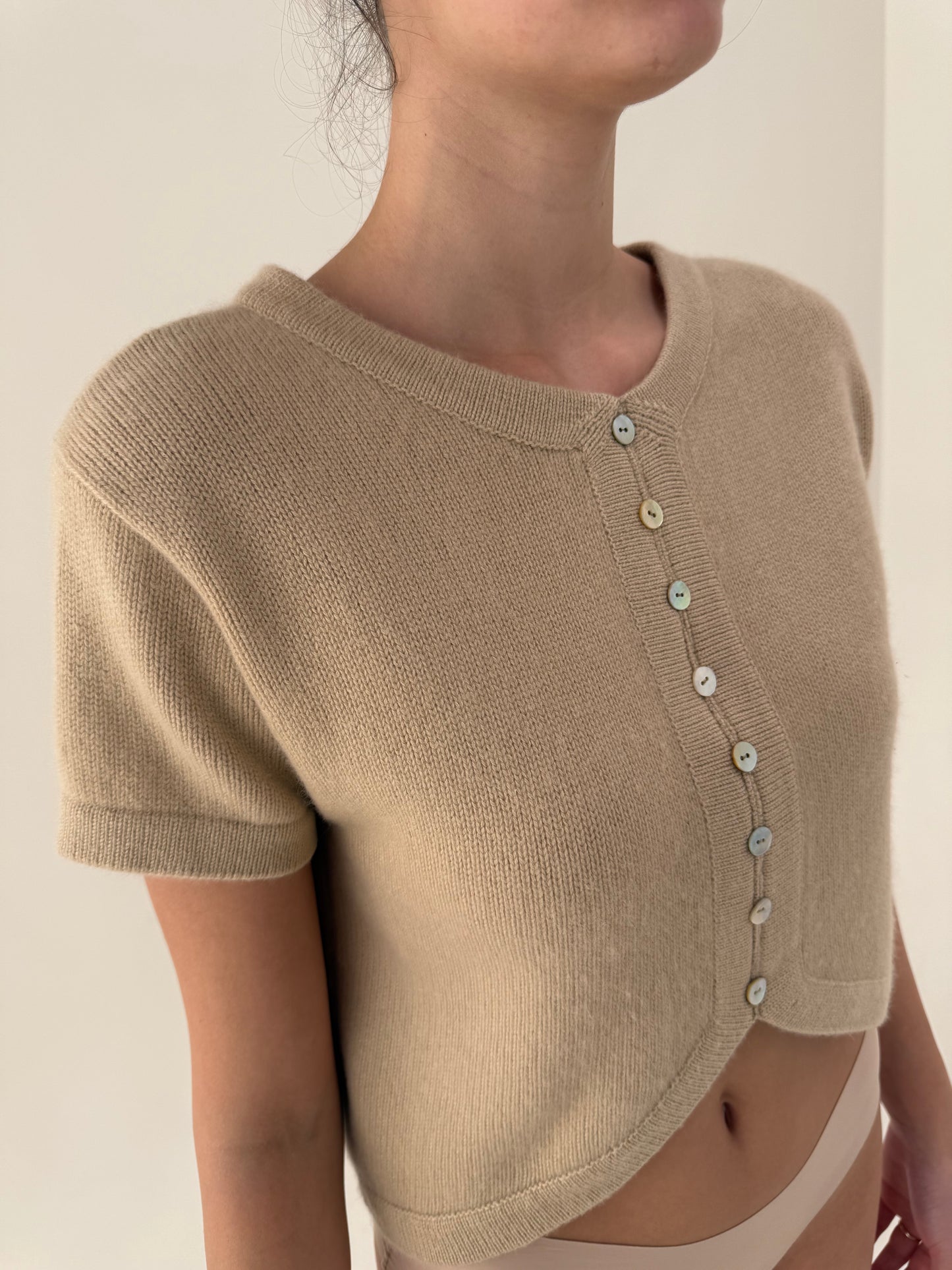Top camel din cașmir în croi ușor cropped și nasturi decorativi