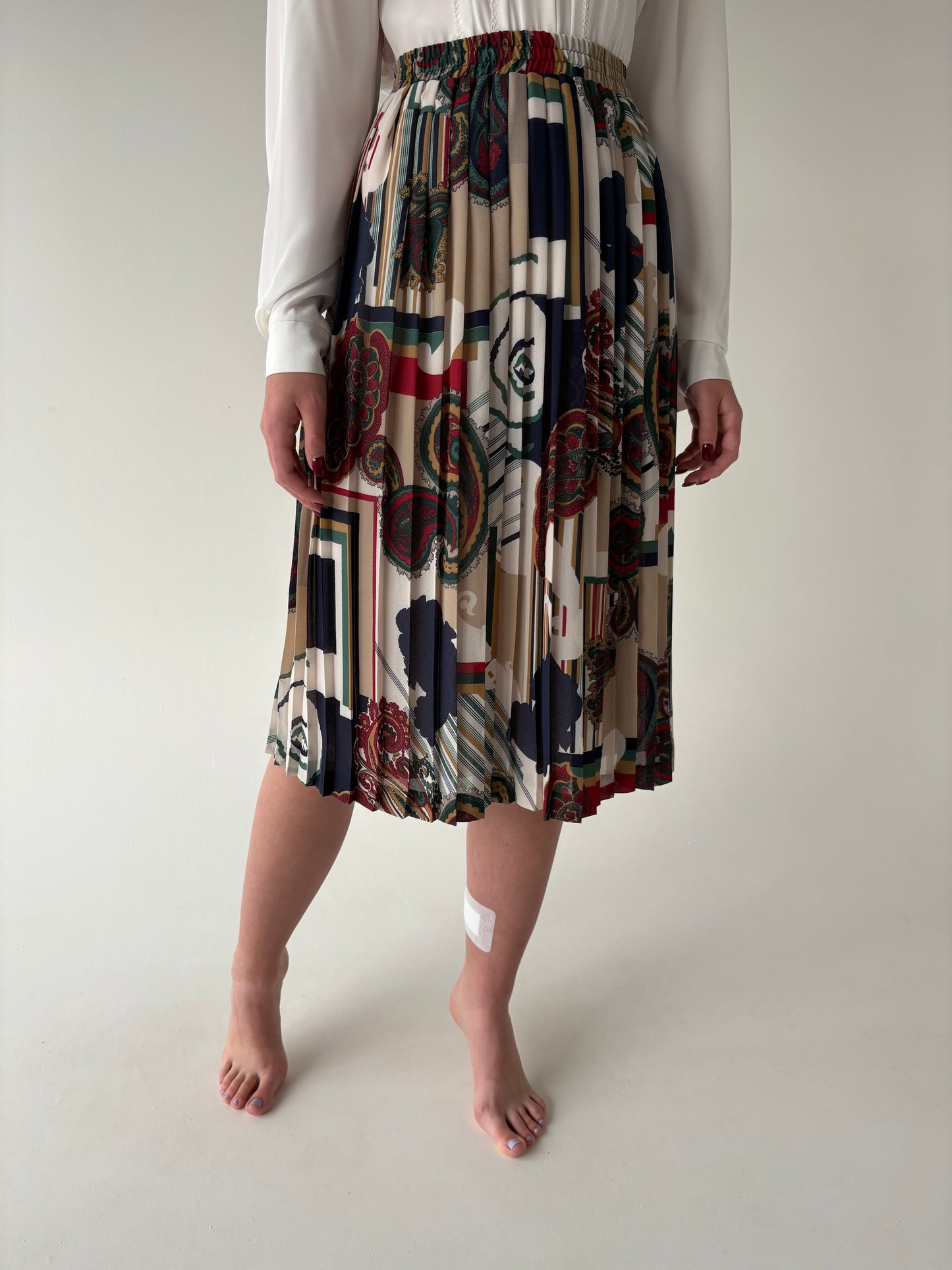 Fustă vinatge plisată în nuanțe clasice cu talie ultra înaltă marcată