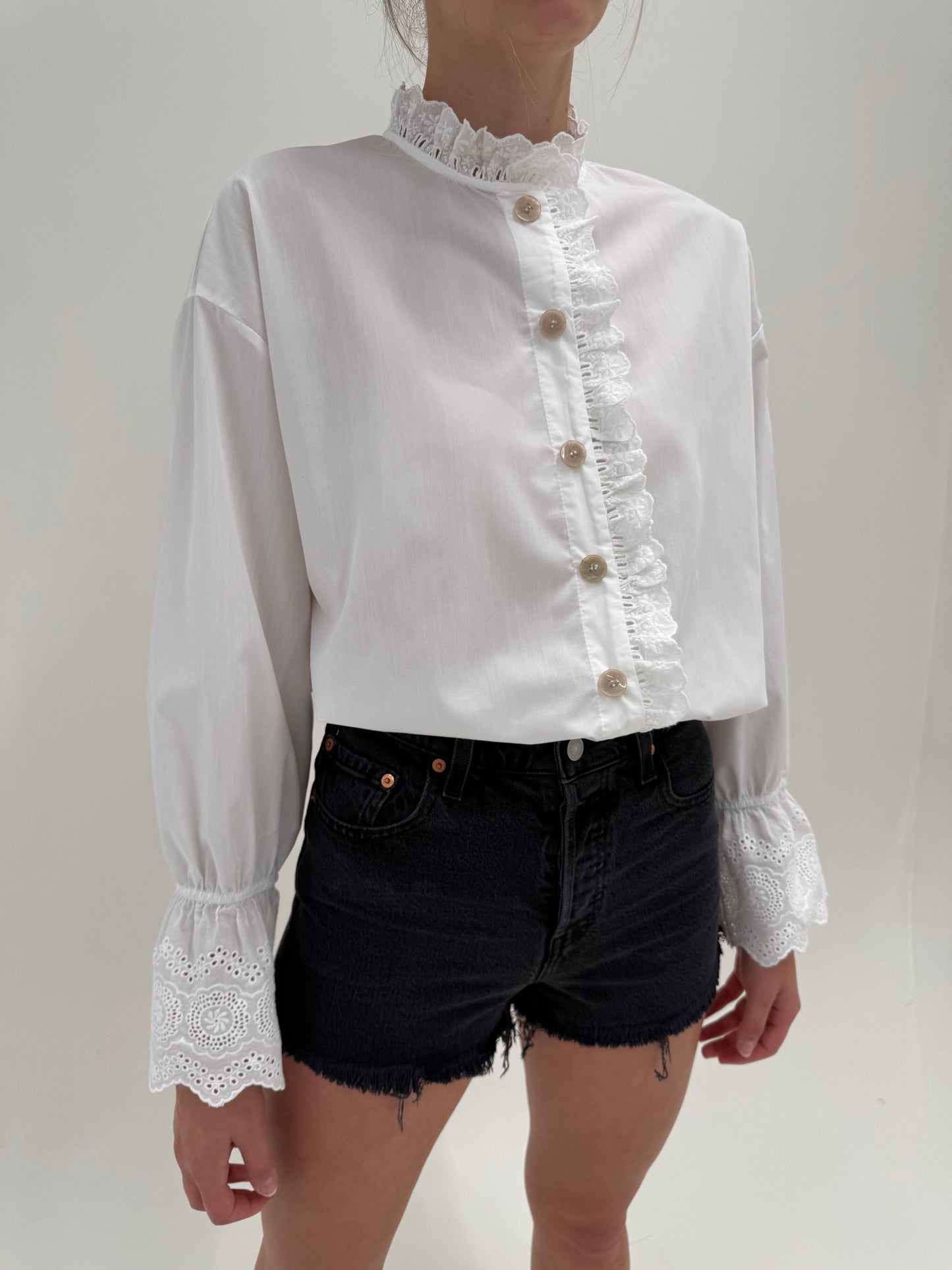 Cămașa din poplin premium cu inserții de dantelă și broderie în croi oversized