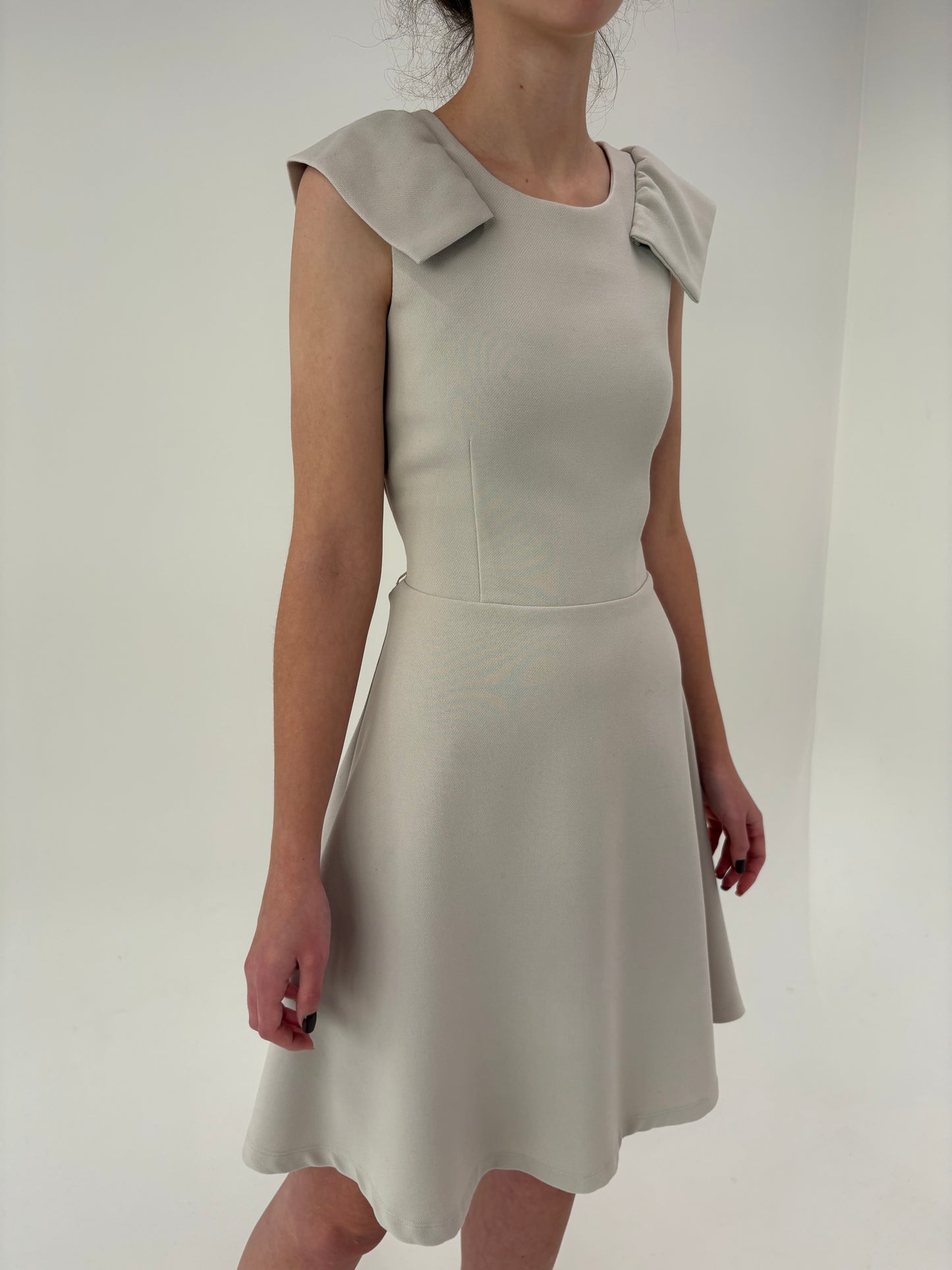 Rochie off white din stofă de la business la cocktail in croi chic