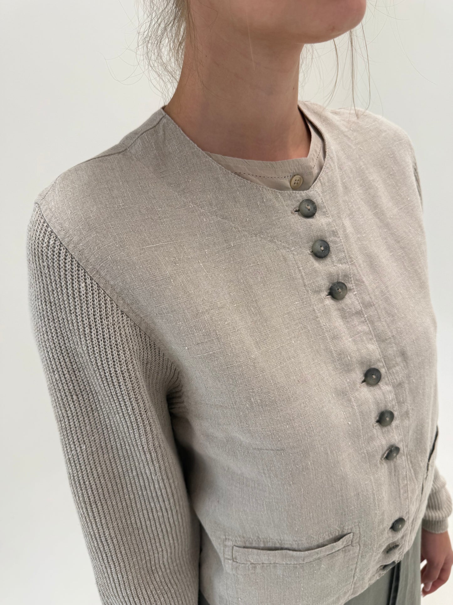 Jacheta tall din pânză de in warm gray în croi minimalist cu mâneci din jerse