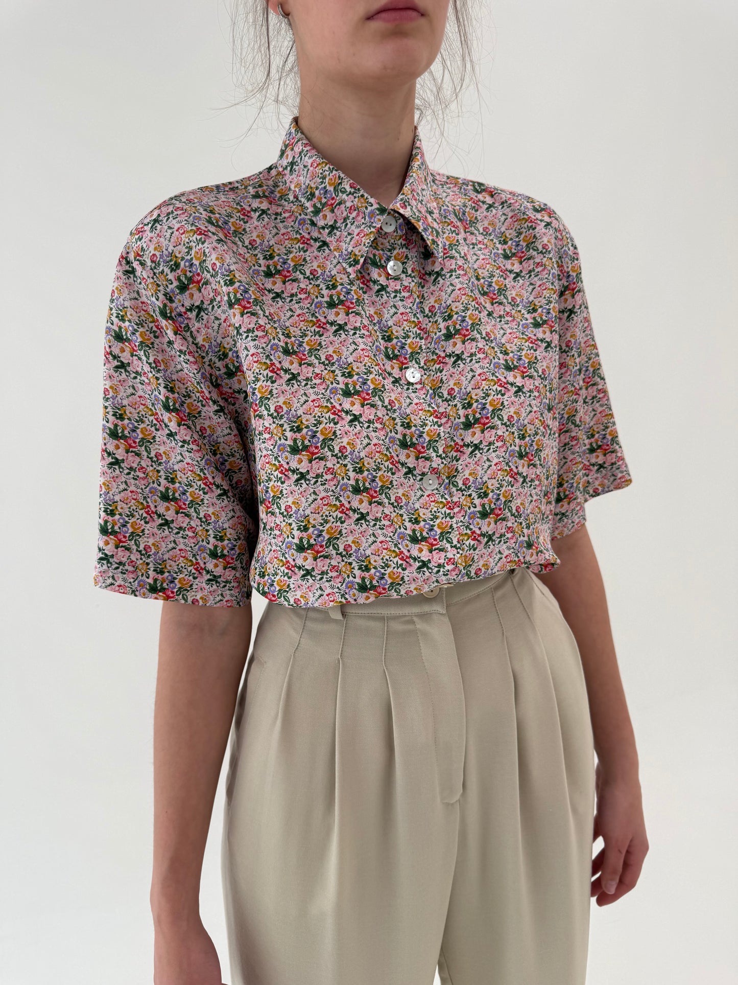 Cămașa powder pink din mătase naturală cu print floral delicat