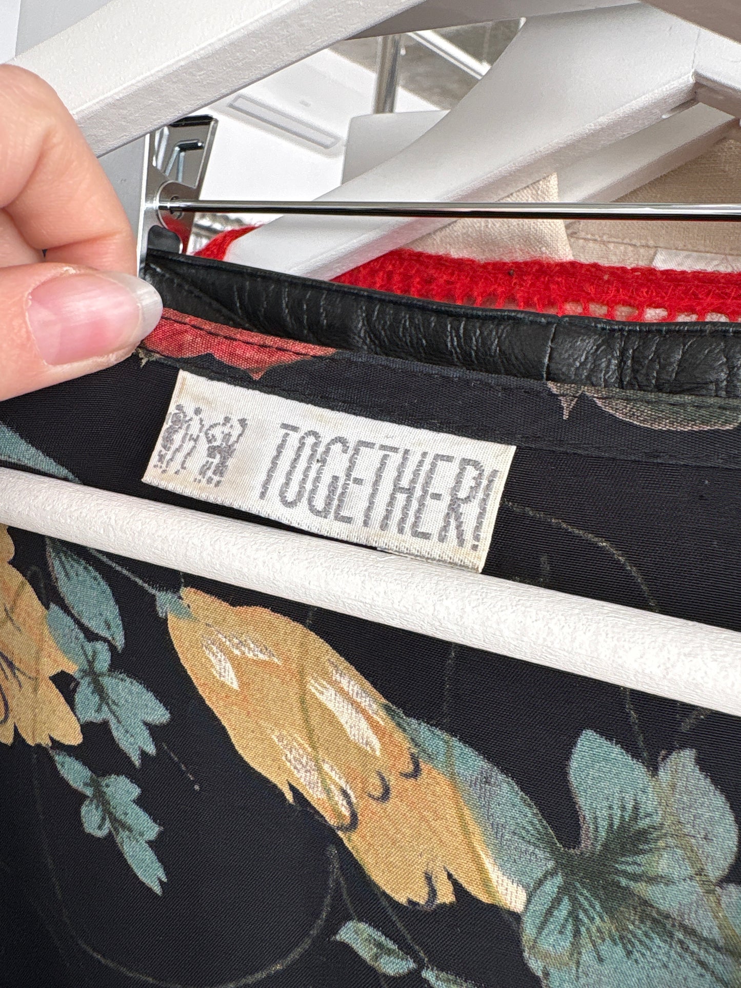 Rochie maxi cu buzunare și print floral superb și bust ușor drapat petrecut