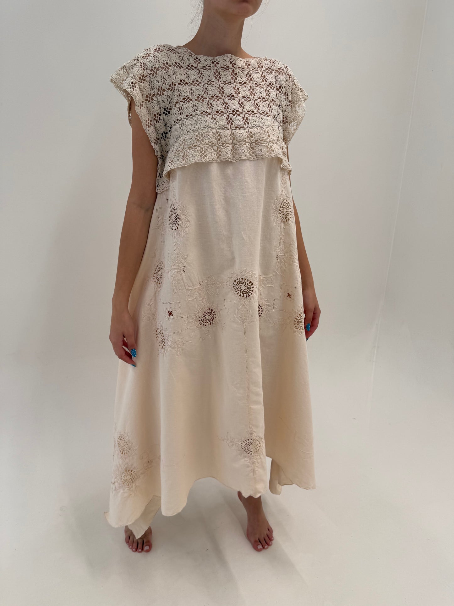 Rochie maxi bijuterie cu broderie manuală și macrame lucrat manual din pânză de in