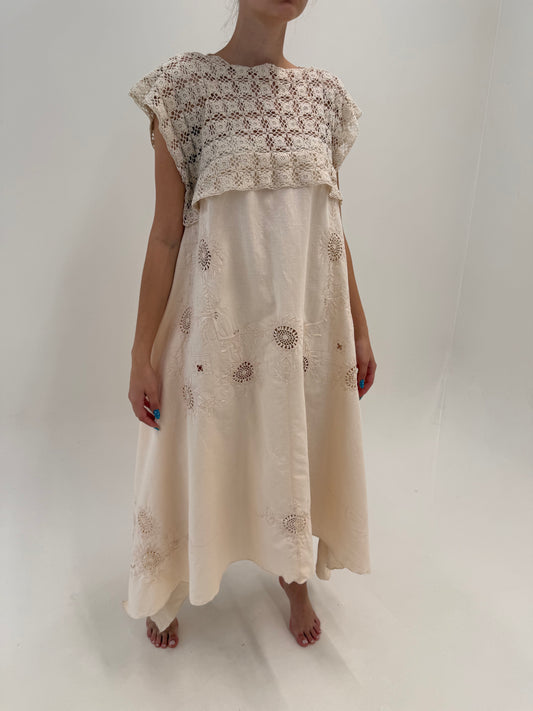 Rochie maxi bijuterie cu broderie manuală și macrame lucrat manual din pânză de in