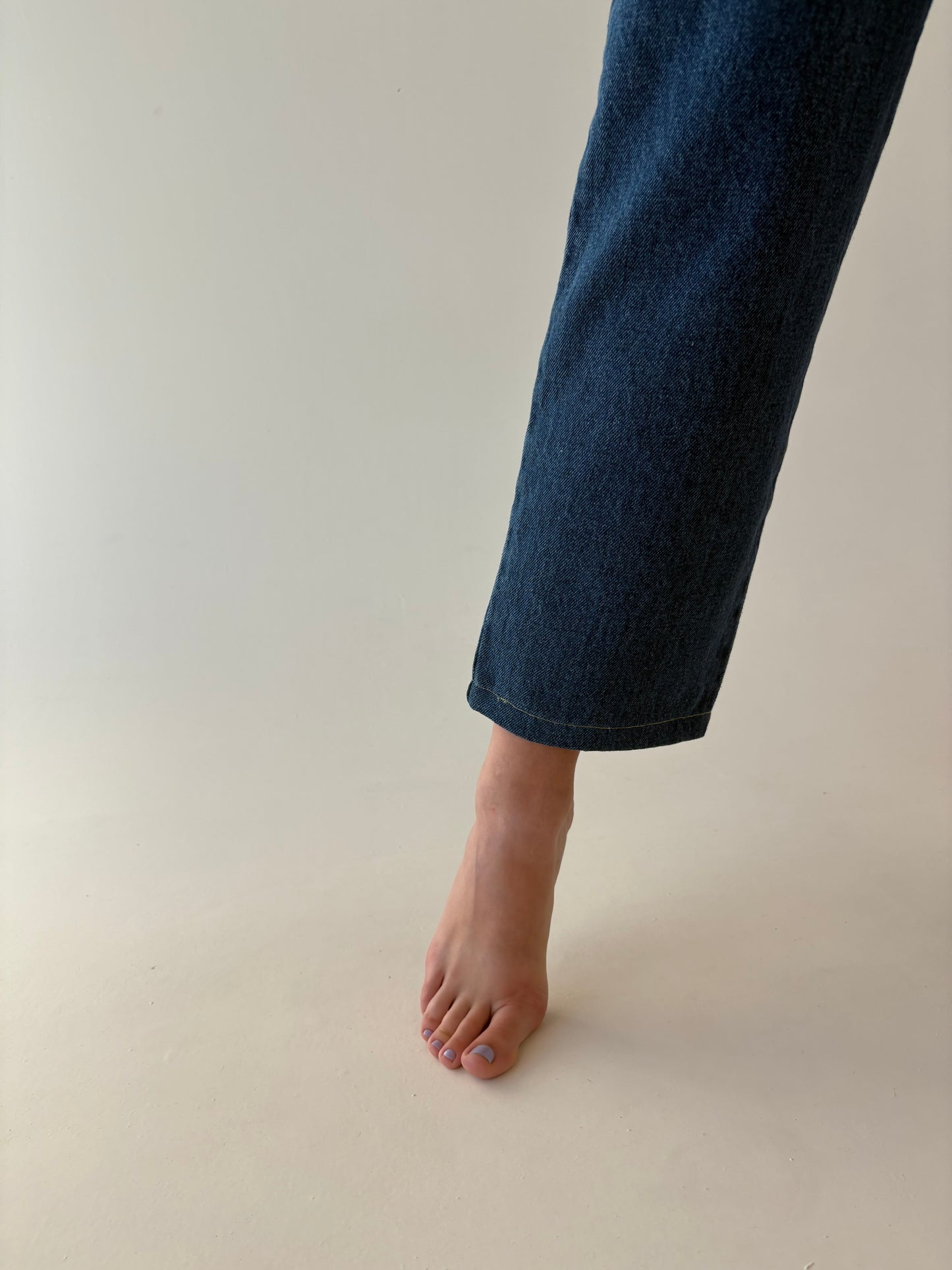 Jeans vintage cu influențe de streetwear dark wash