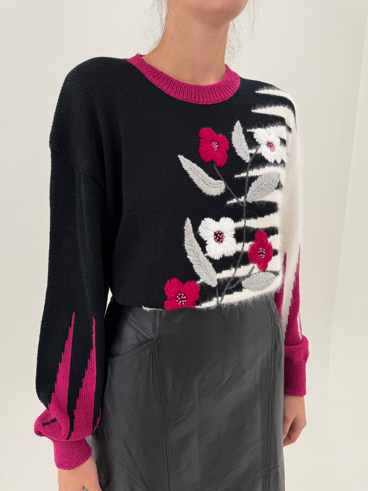 Pulover vintage statement bijuterie cu inserții de Angora și flori brodate
