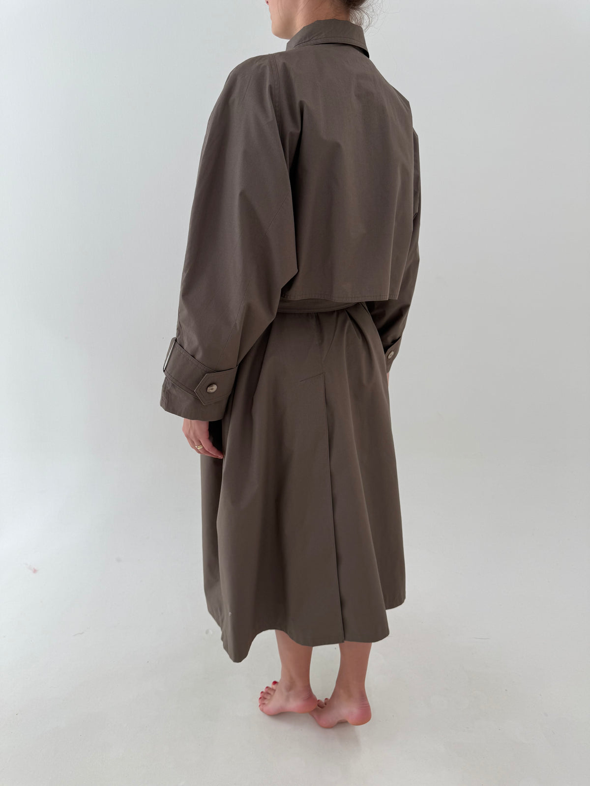 Trench petite  in croi super lung taupe din gabardină în croi retro modern