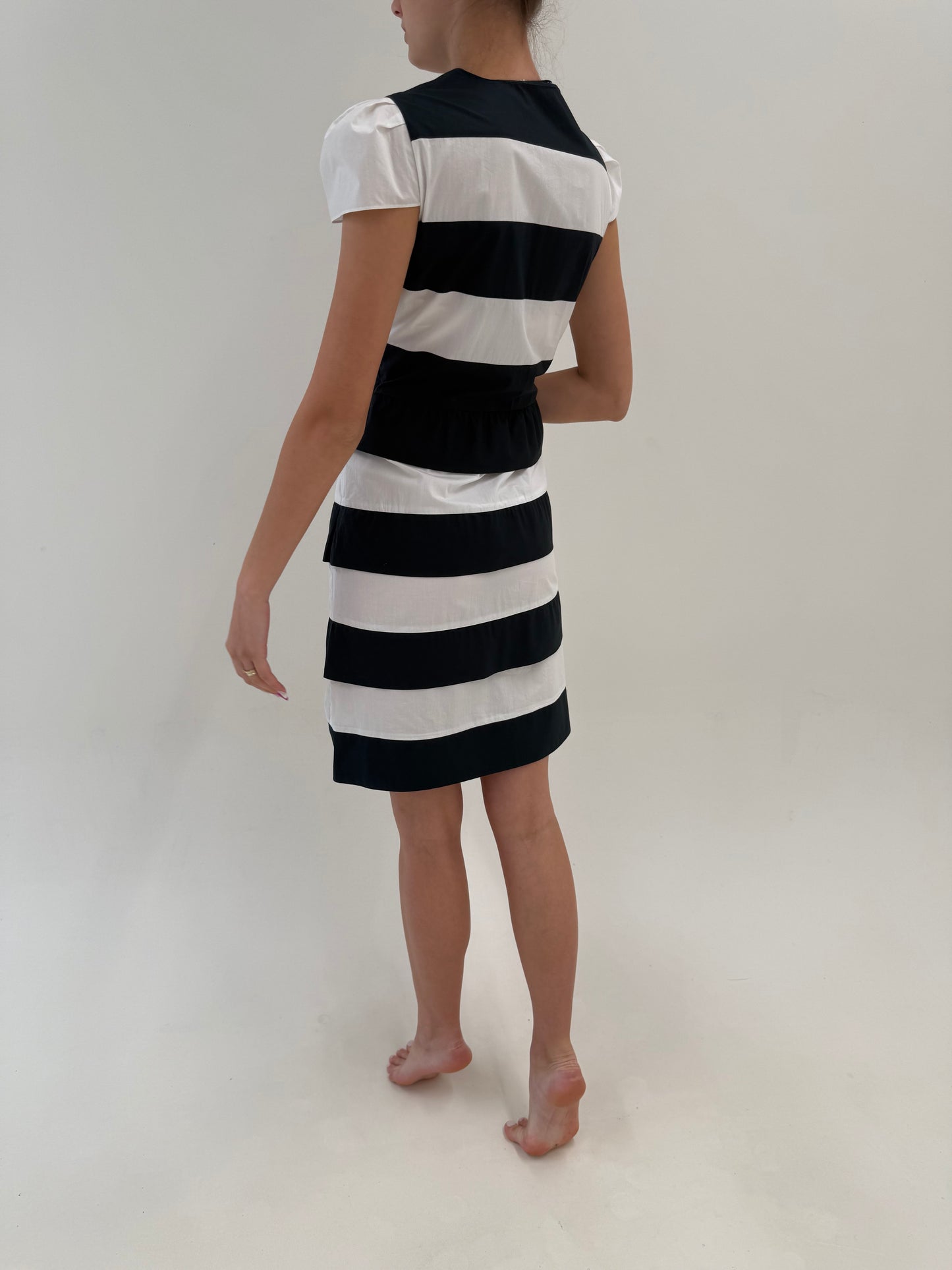 Rochie Moschino în croi atemporal din poplin de bumbac cu dungi alb negru