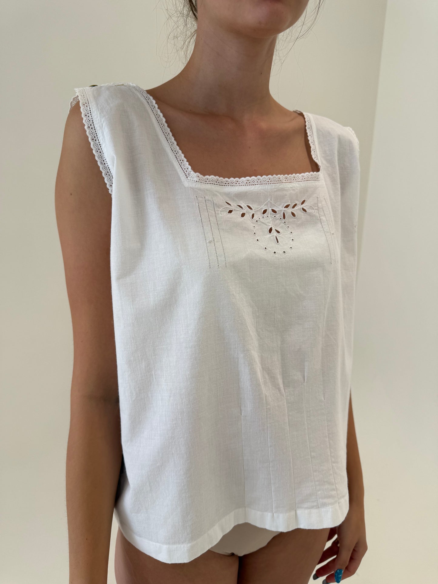 Top vintage din pânză excepțională de in cu broderie manuală delicată
