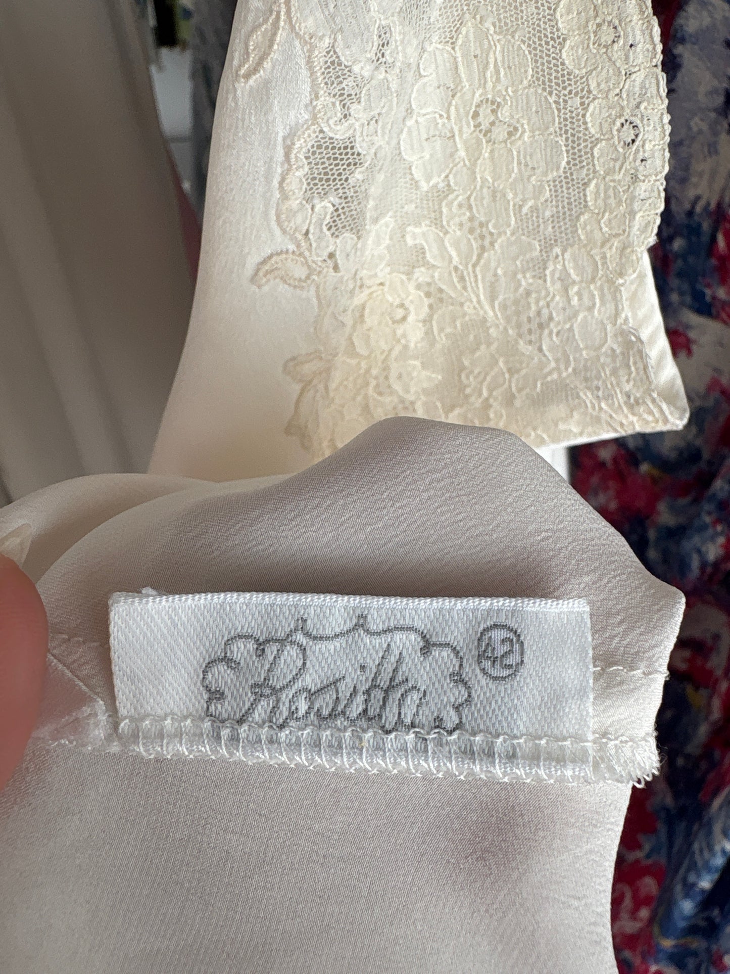 Top minimalist din mătase naturală cu inserții superbe de dantelă chantily
