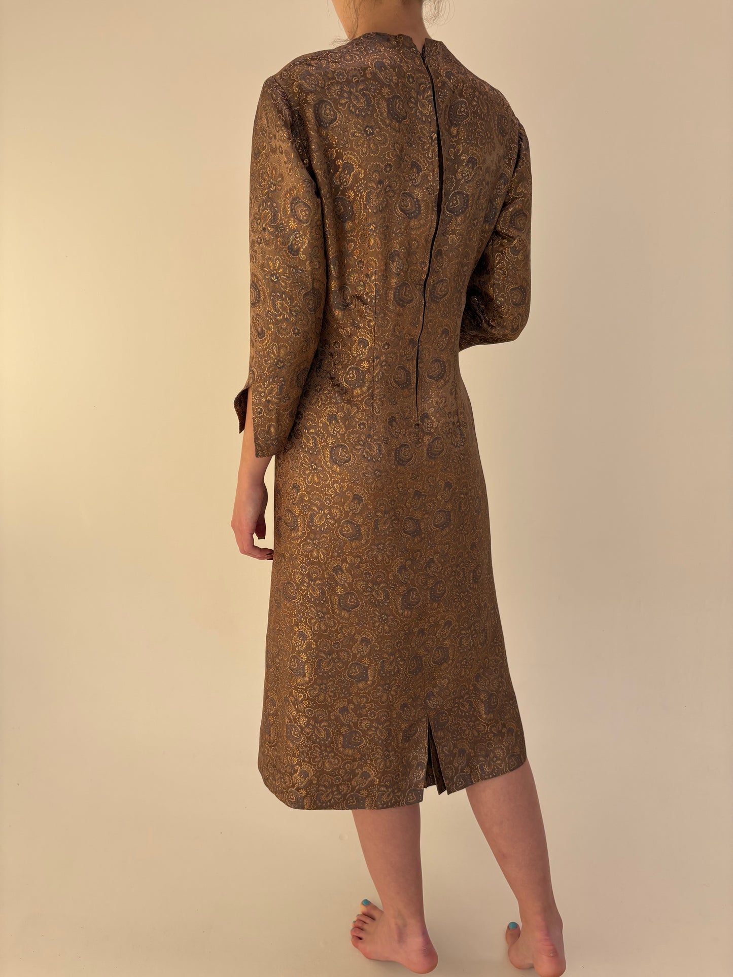 Rochie Old vintage cocktail sheath anii 60 de colecție din brocart auriu pudrat