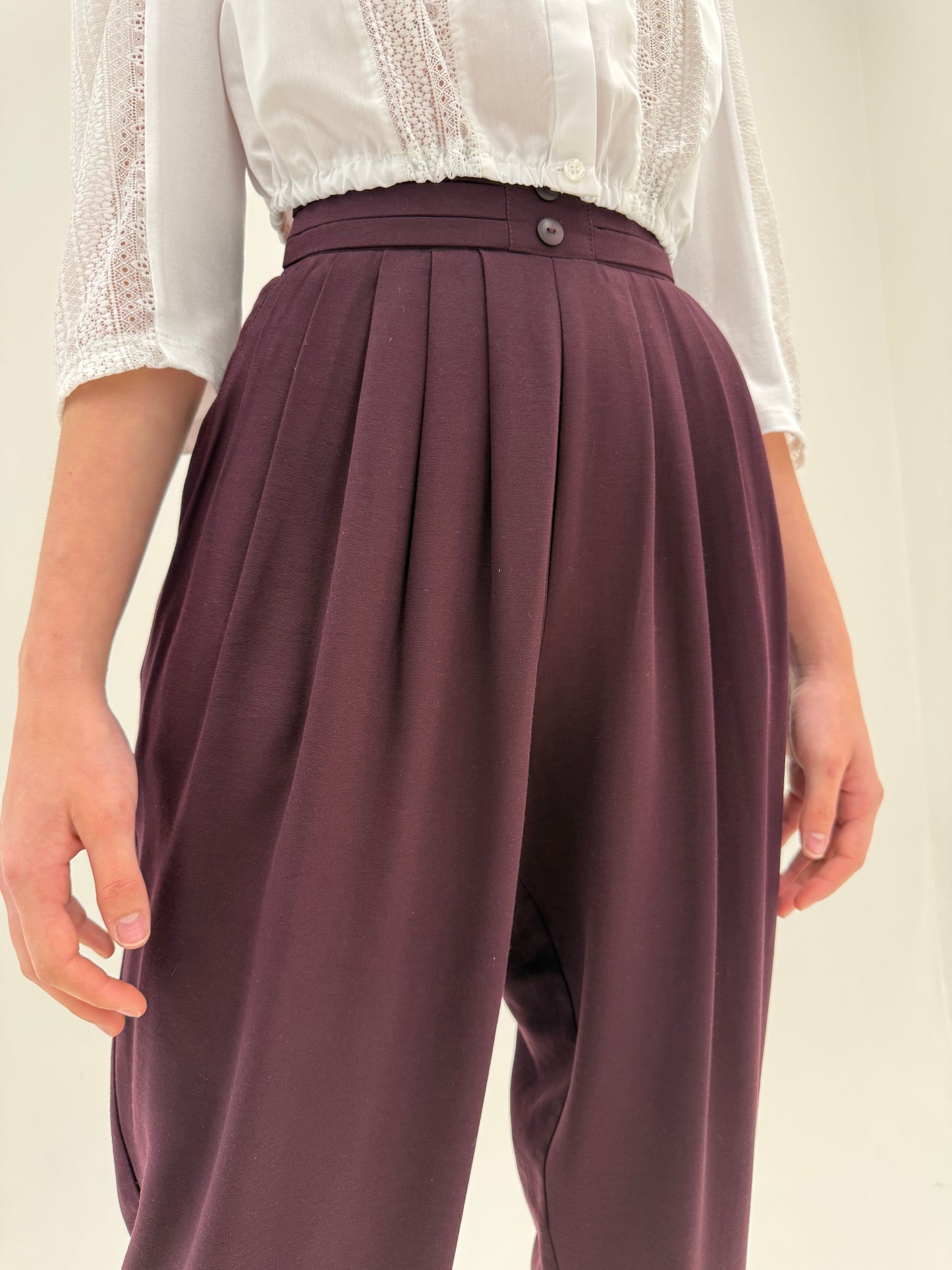 Costum vintage de vară aubergine cu sacou cambrat și pantaloni drapați