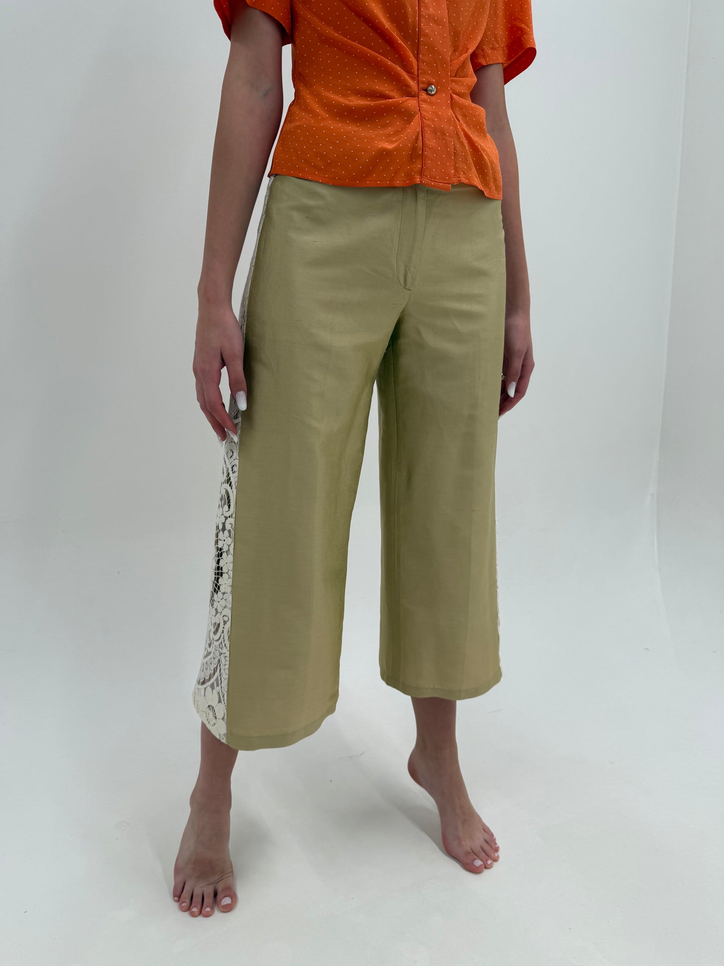 Pantaloni culottes din mătase naturală dupioni camel cu inserție de dantelă