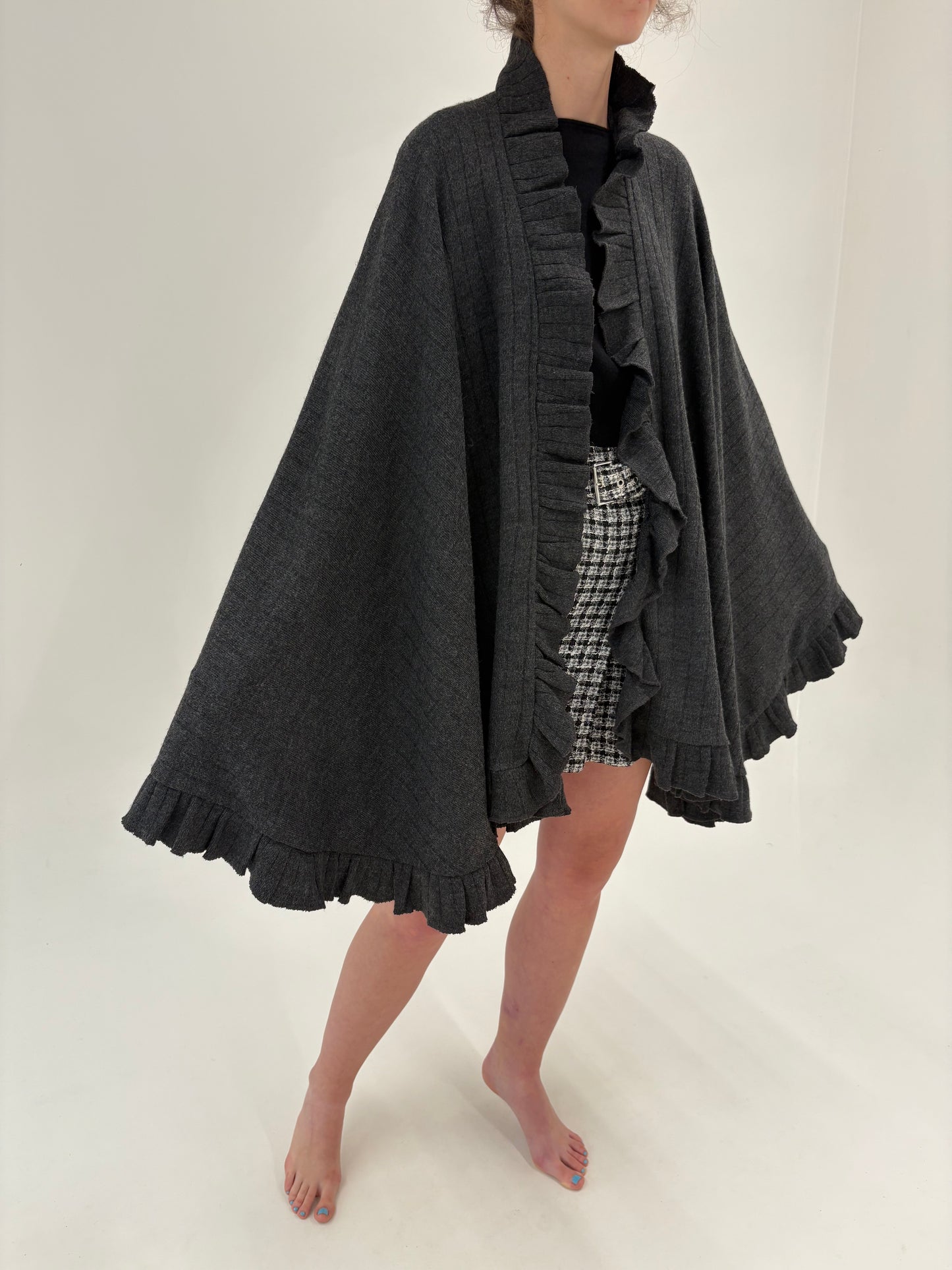Capa excepțională cu volane charcoal gray din lana extrafina