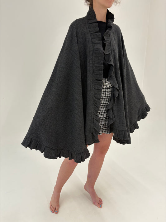Capa excepțională cu volane charcoal gray din lana extrafina