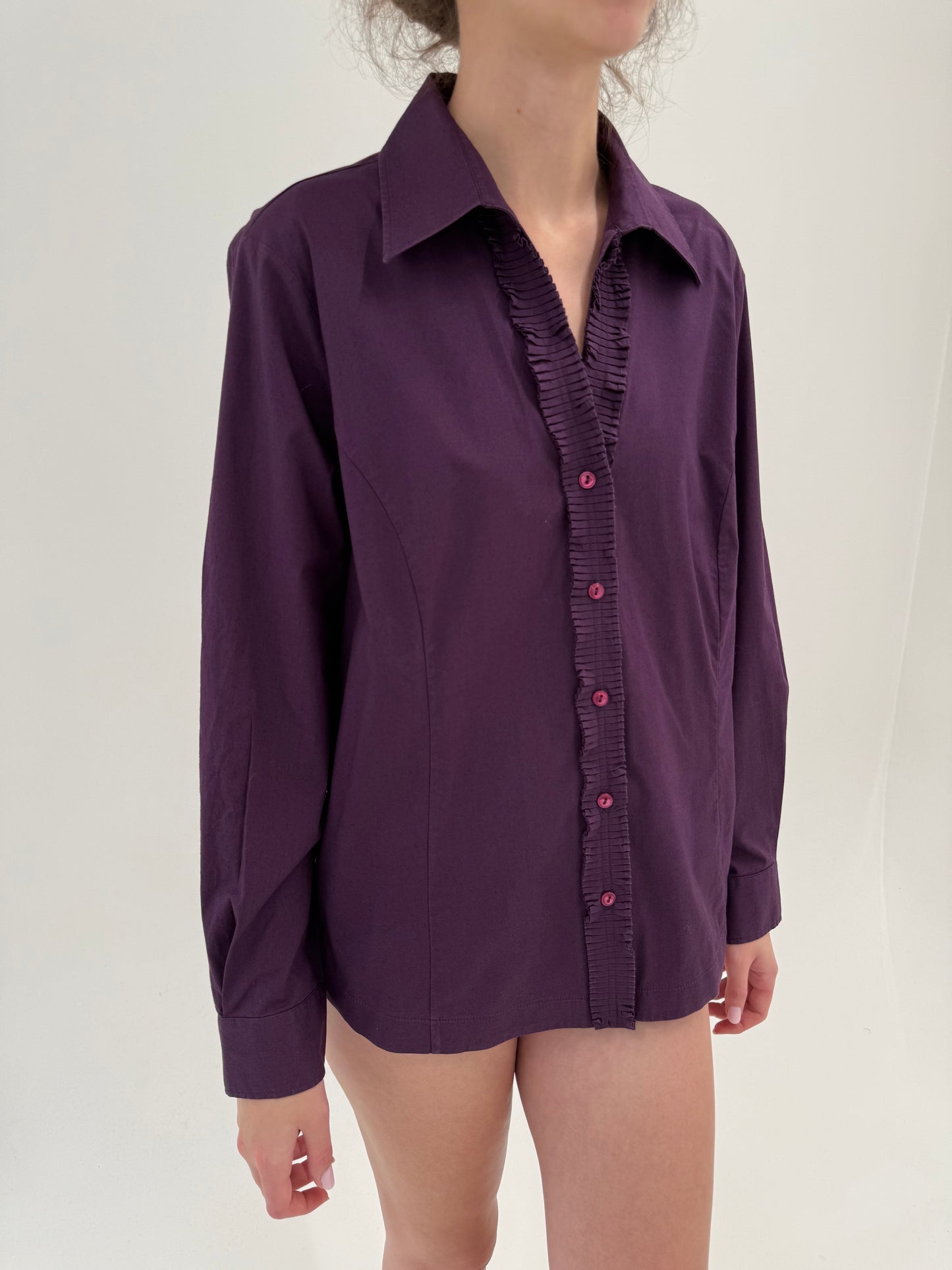 Cămașa aubergine cu mini jabou aubergine din poplin ușor modelator