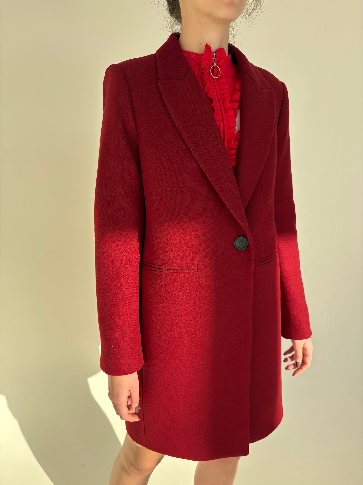 Palton cherry red cu închidere tip smoking din stofă de Lana extrafina
