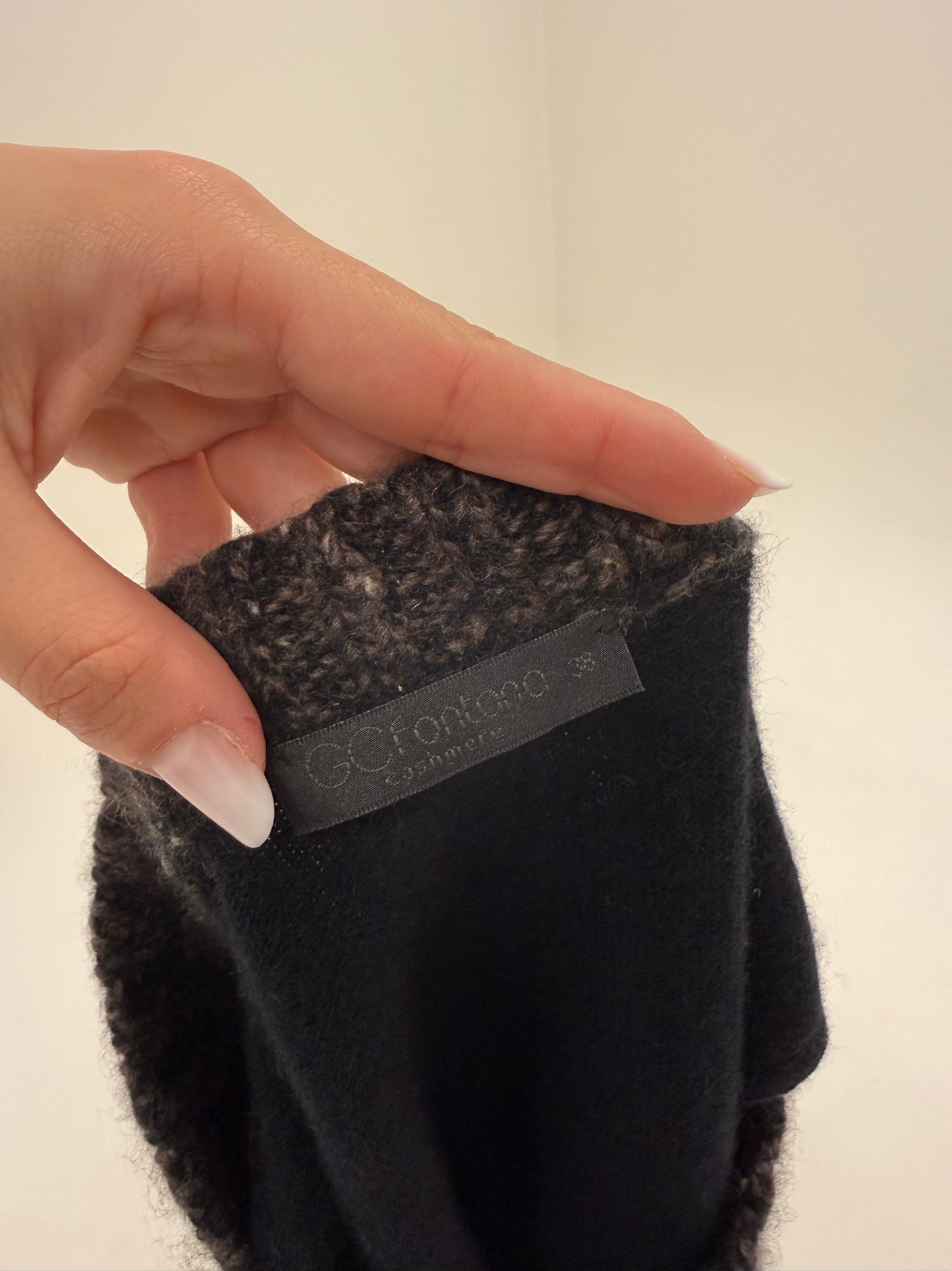 Top negru cambrat din cașmir