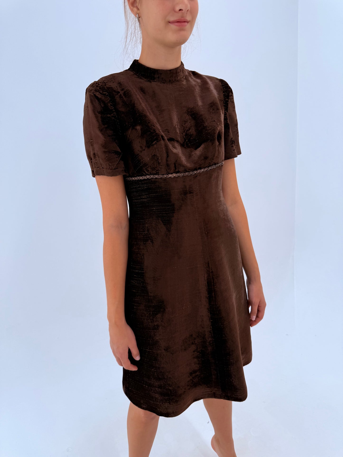 Rochie old vintage anii 60 din catifea chocolate brown cu inserții fine aurii și croi Empire