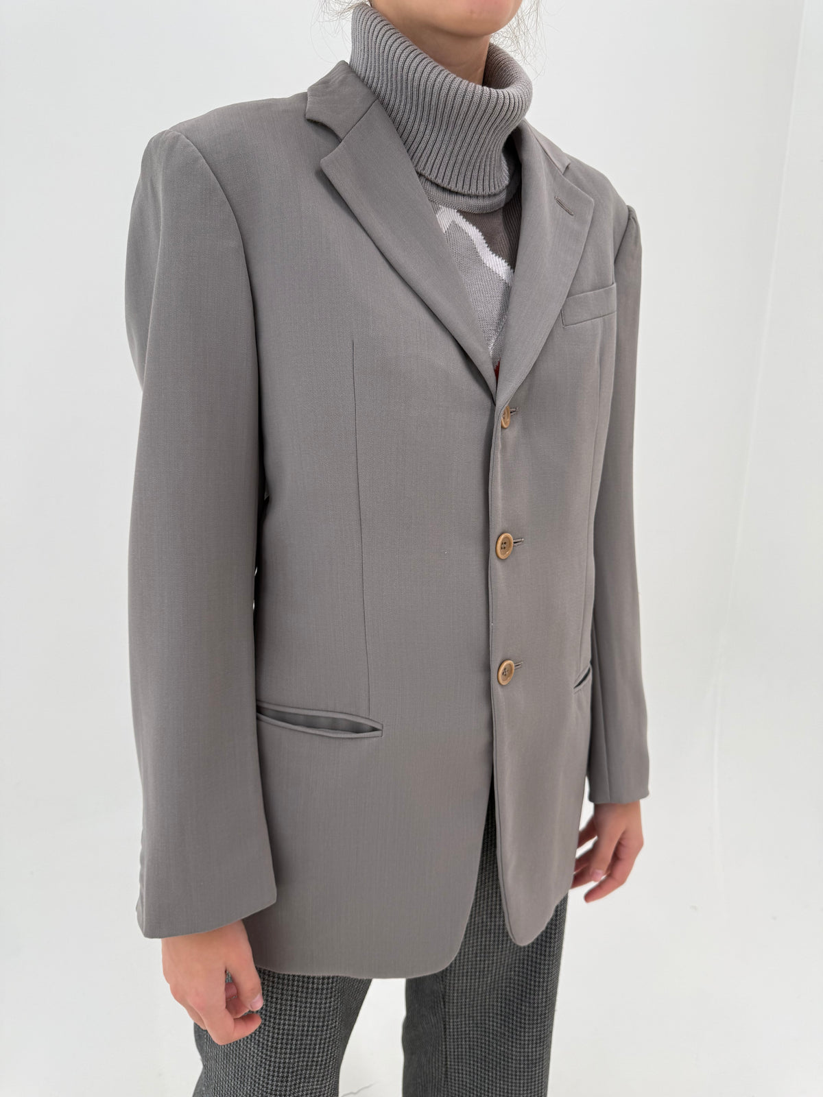 Sacou Armani tall warm gray din crep excepțional de lana în croi actual