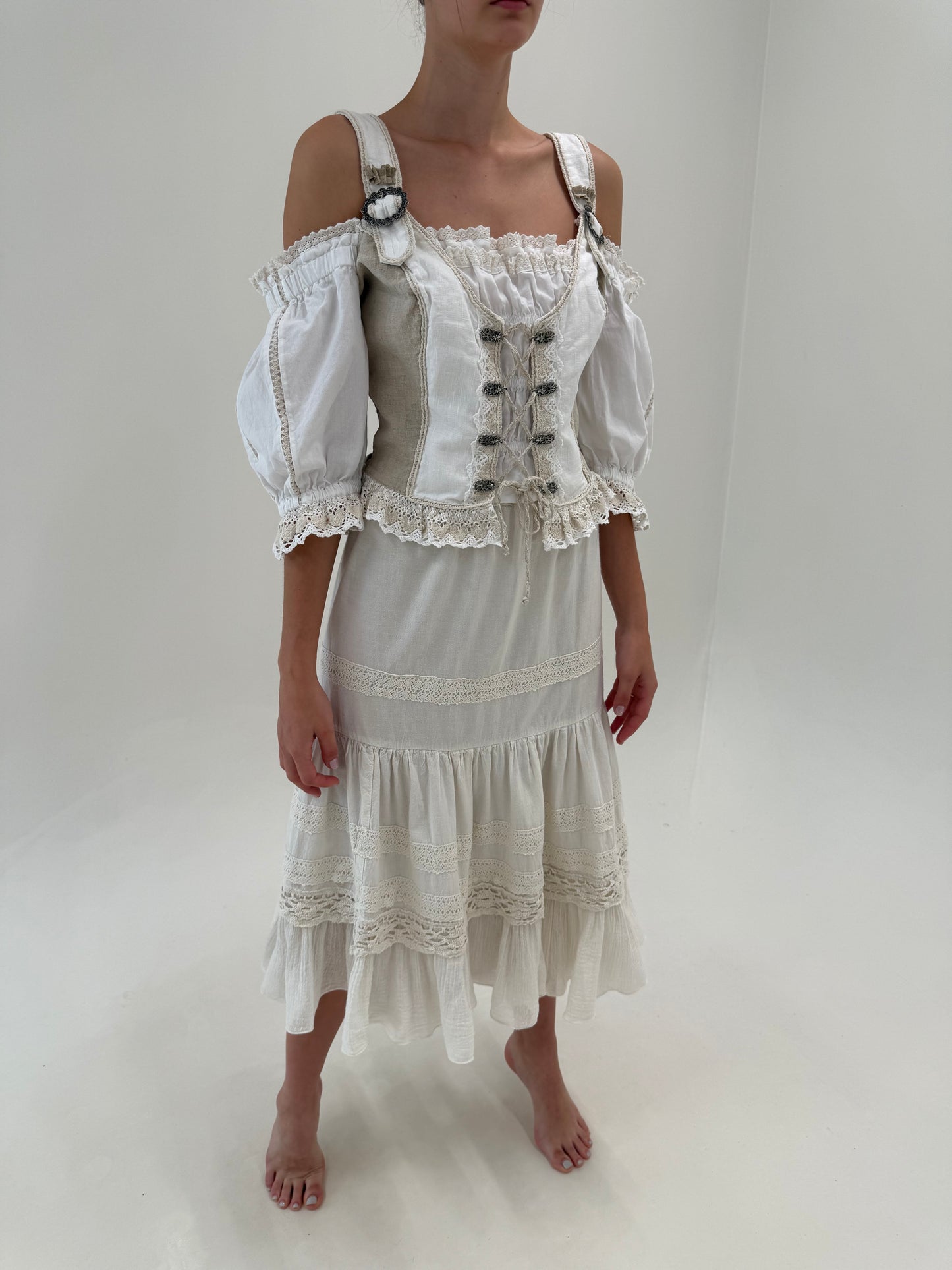 Fustă vintage din pânză fină cu inserții superbe de macrame și talie elastică