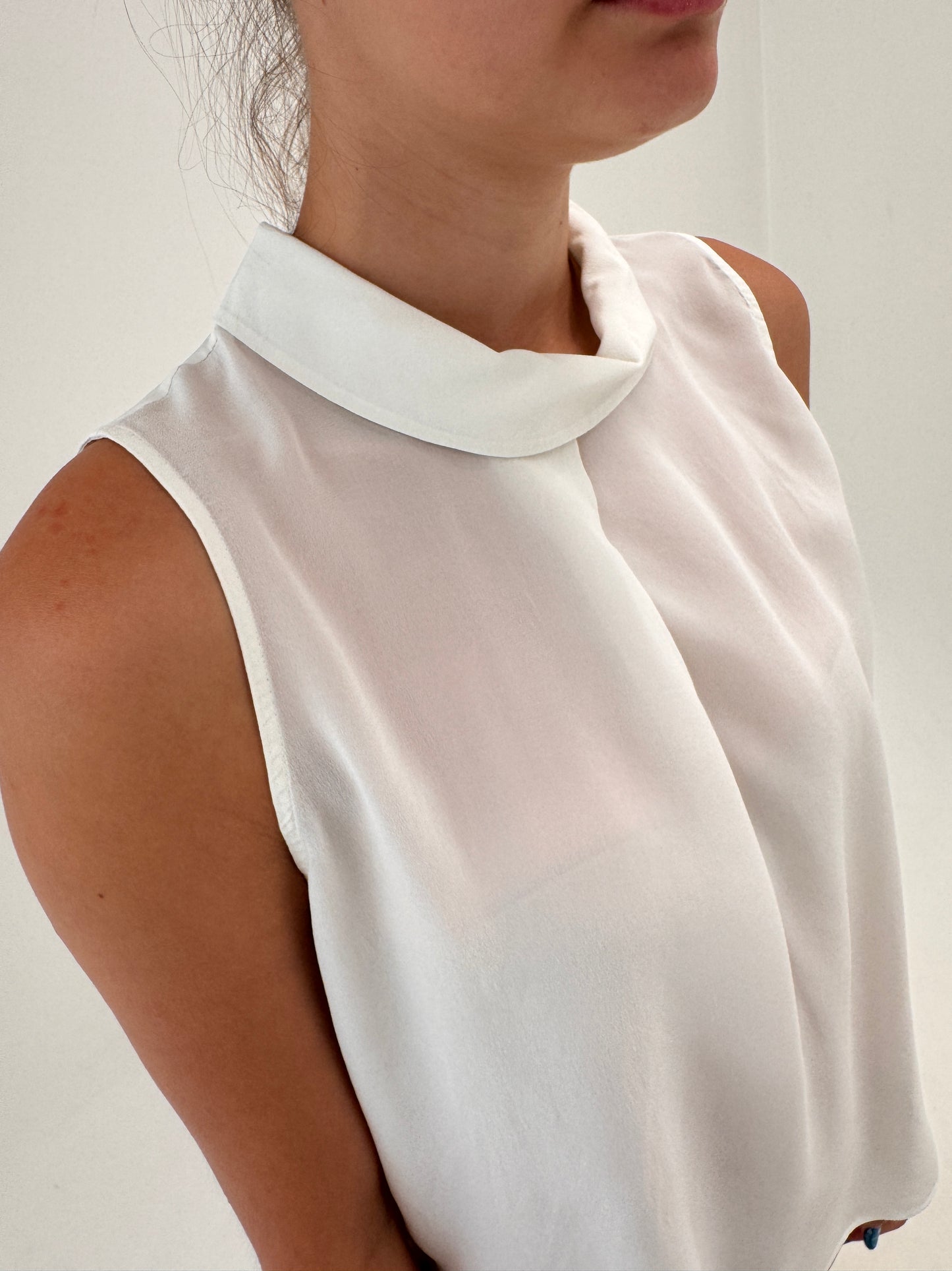 Top de brand premium din mătase naturală în croi modern minimalist