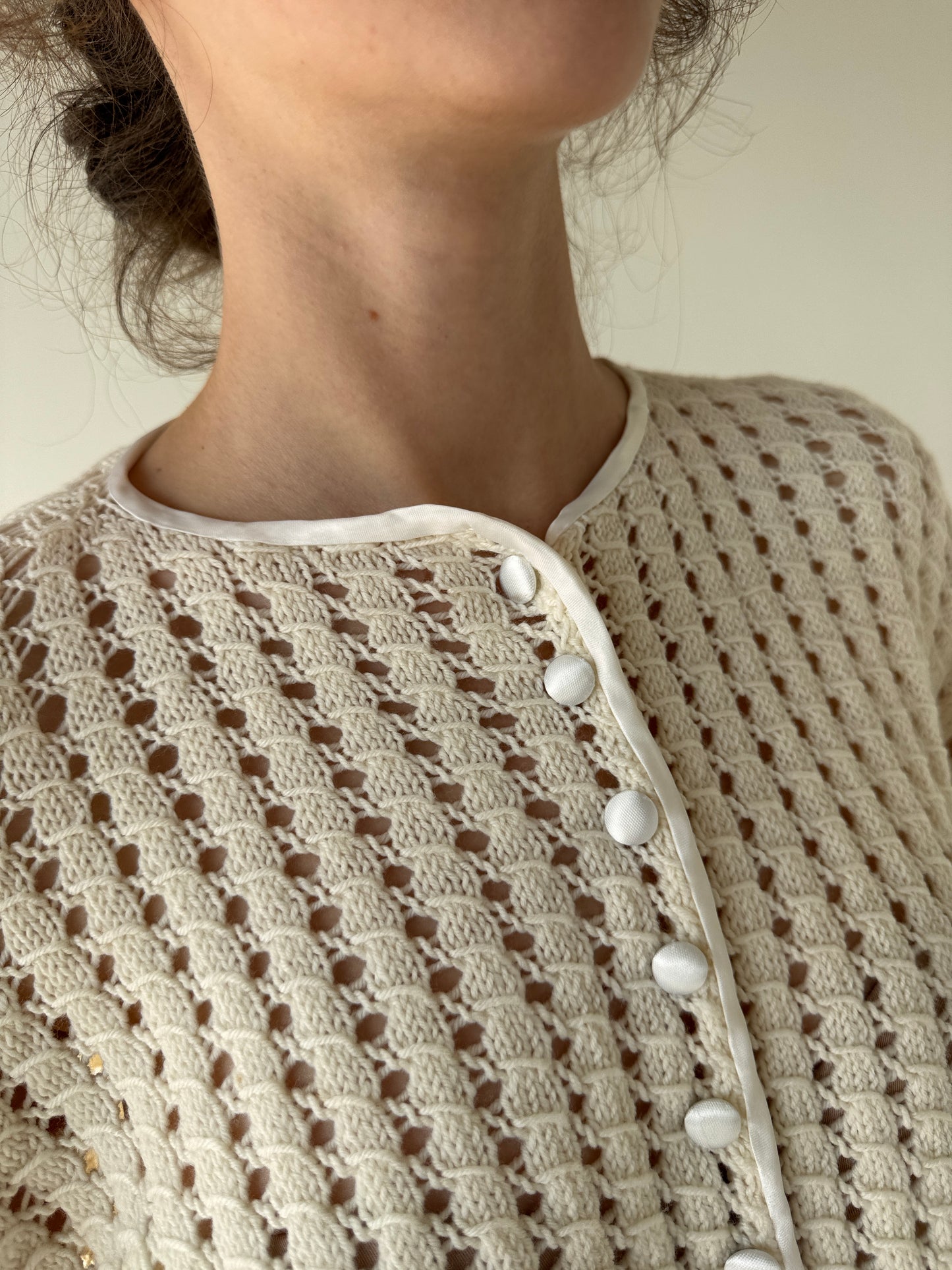 Cardigan vintage butter white din lana extrafina pufoasă cu mânecă fluture