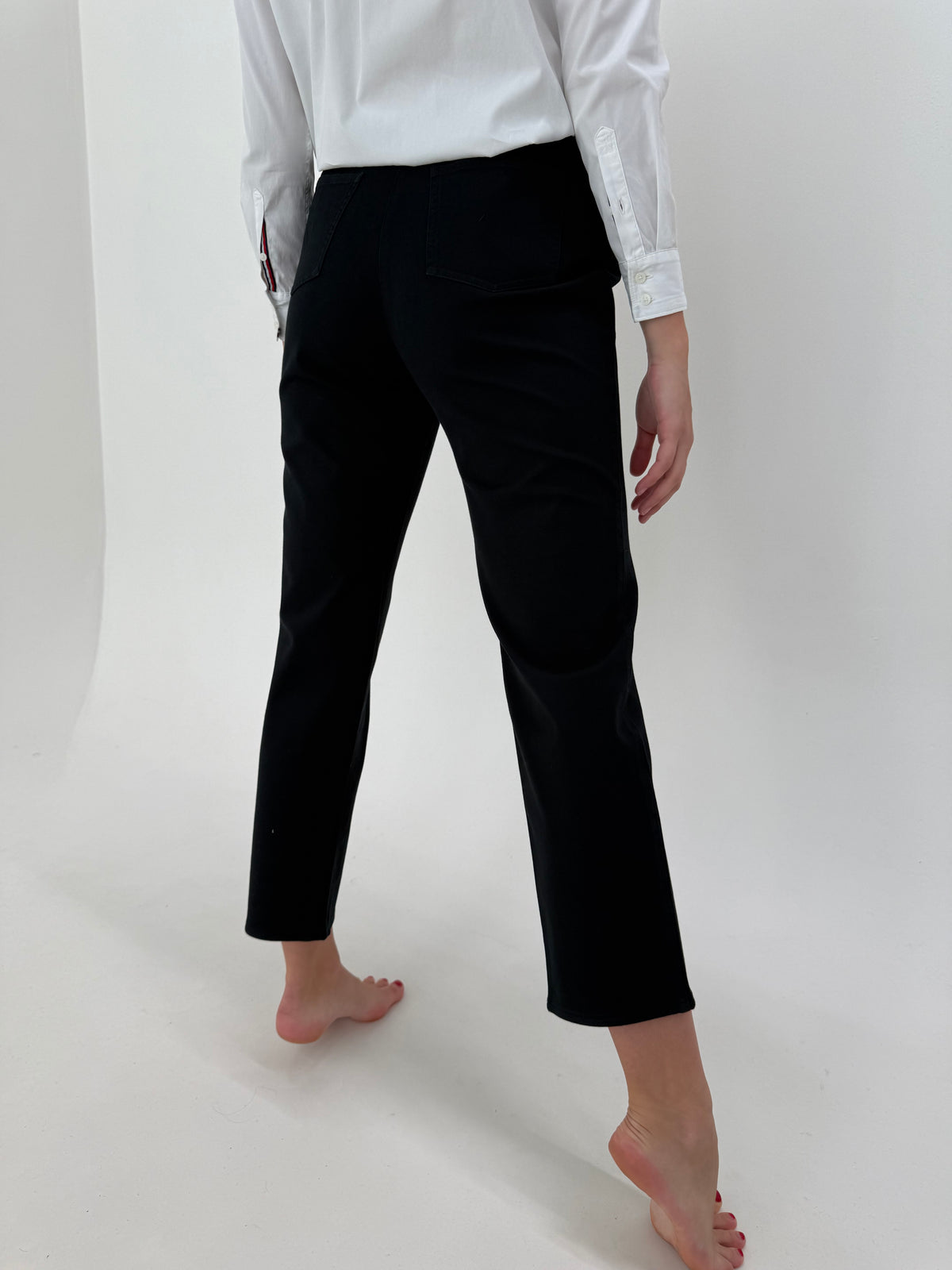Pantaloni petite negri cu talie ultra înaltă și solduri mai generoase
