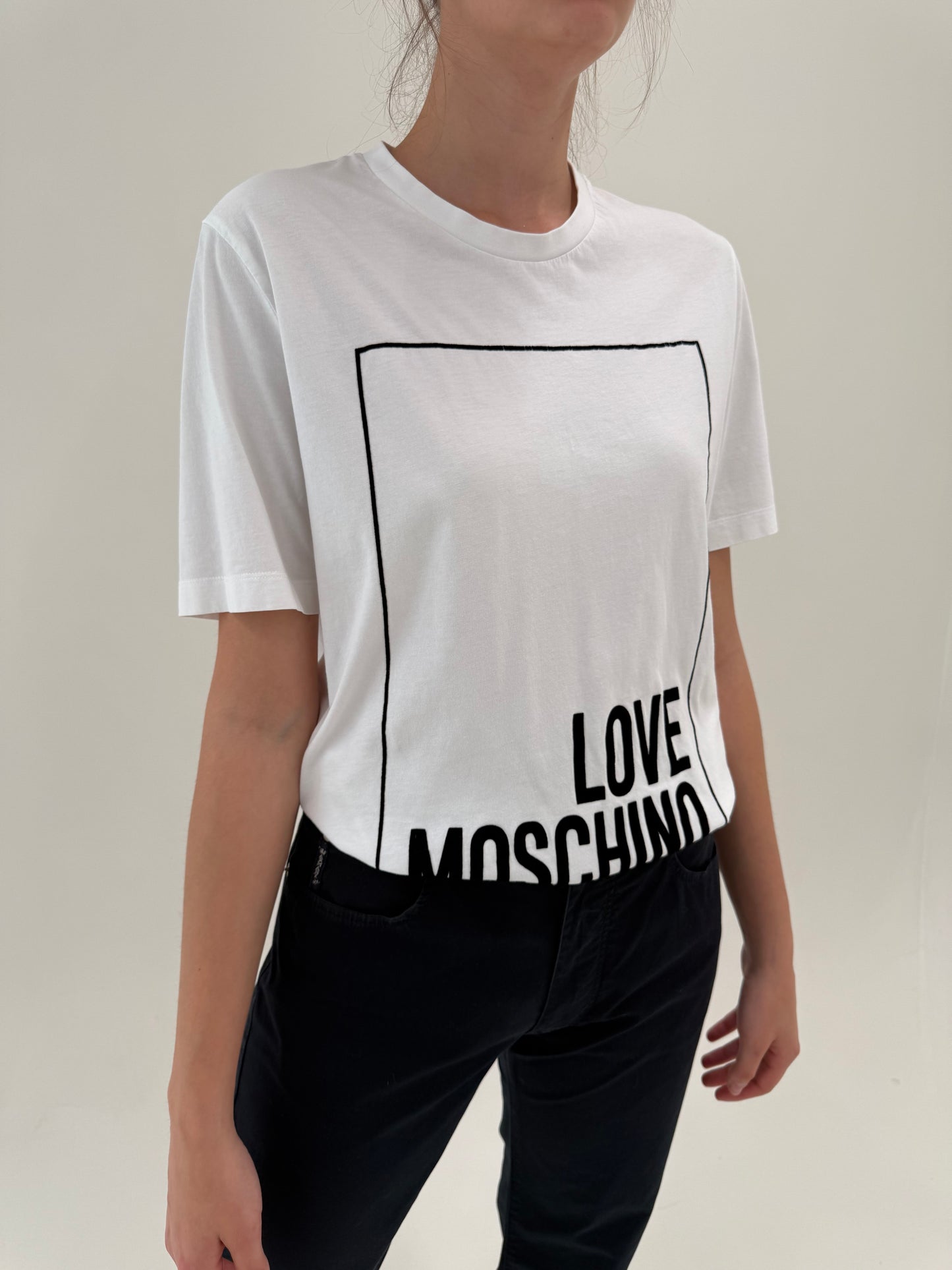 Top Moschino alb din bumbac premium în croi clasic