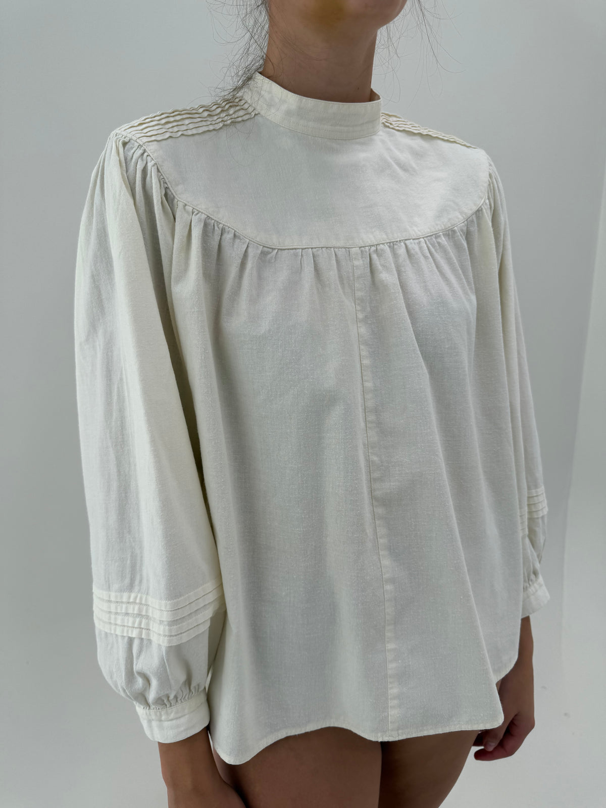 Cămașa vintage cu plastron amplă din bumbac excepțional moale