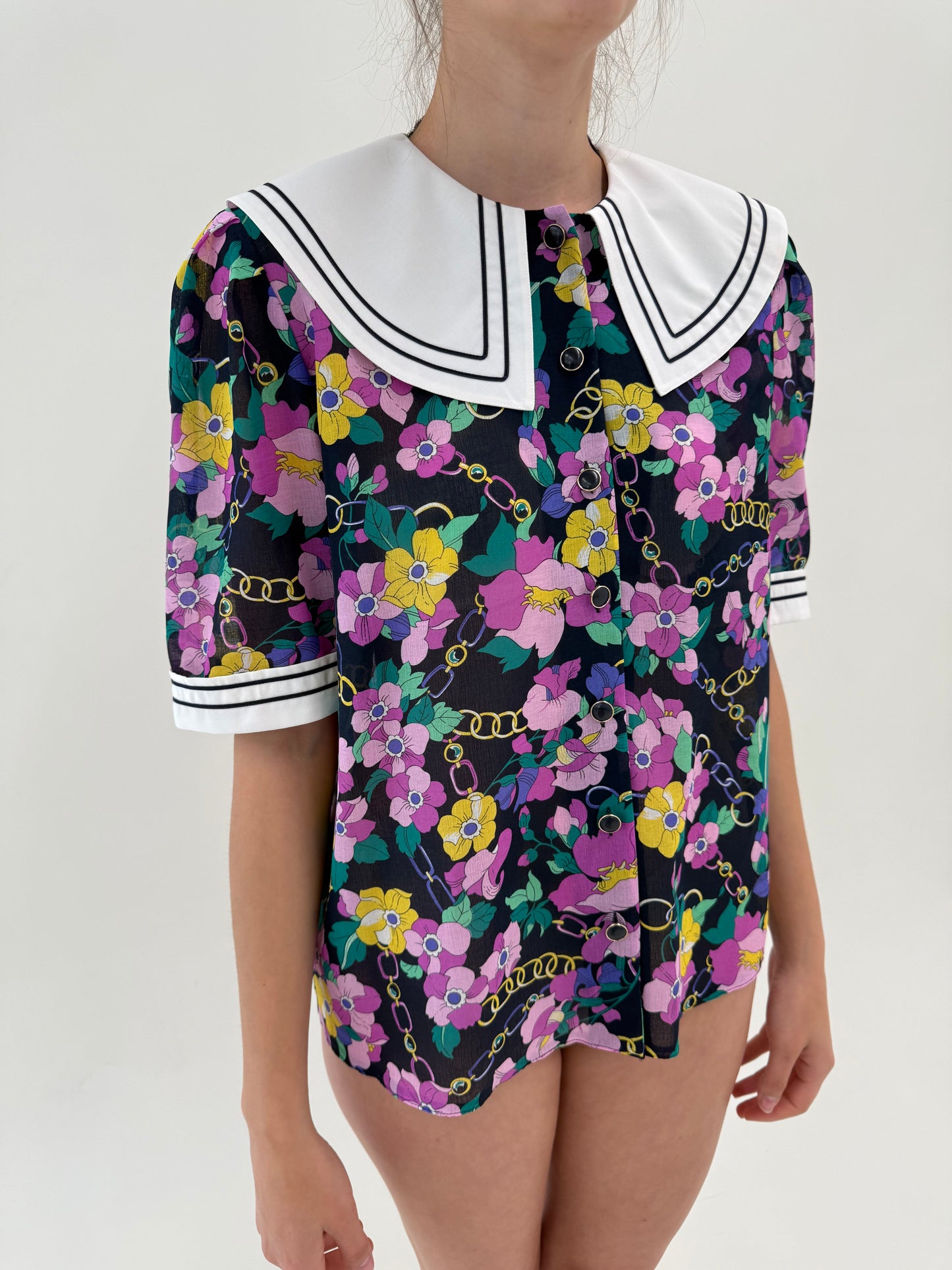Cămașa vintage cu guler supradimensionat și print floral
