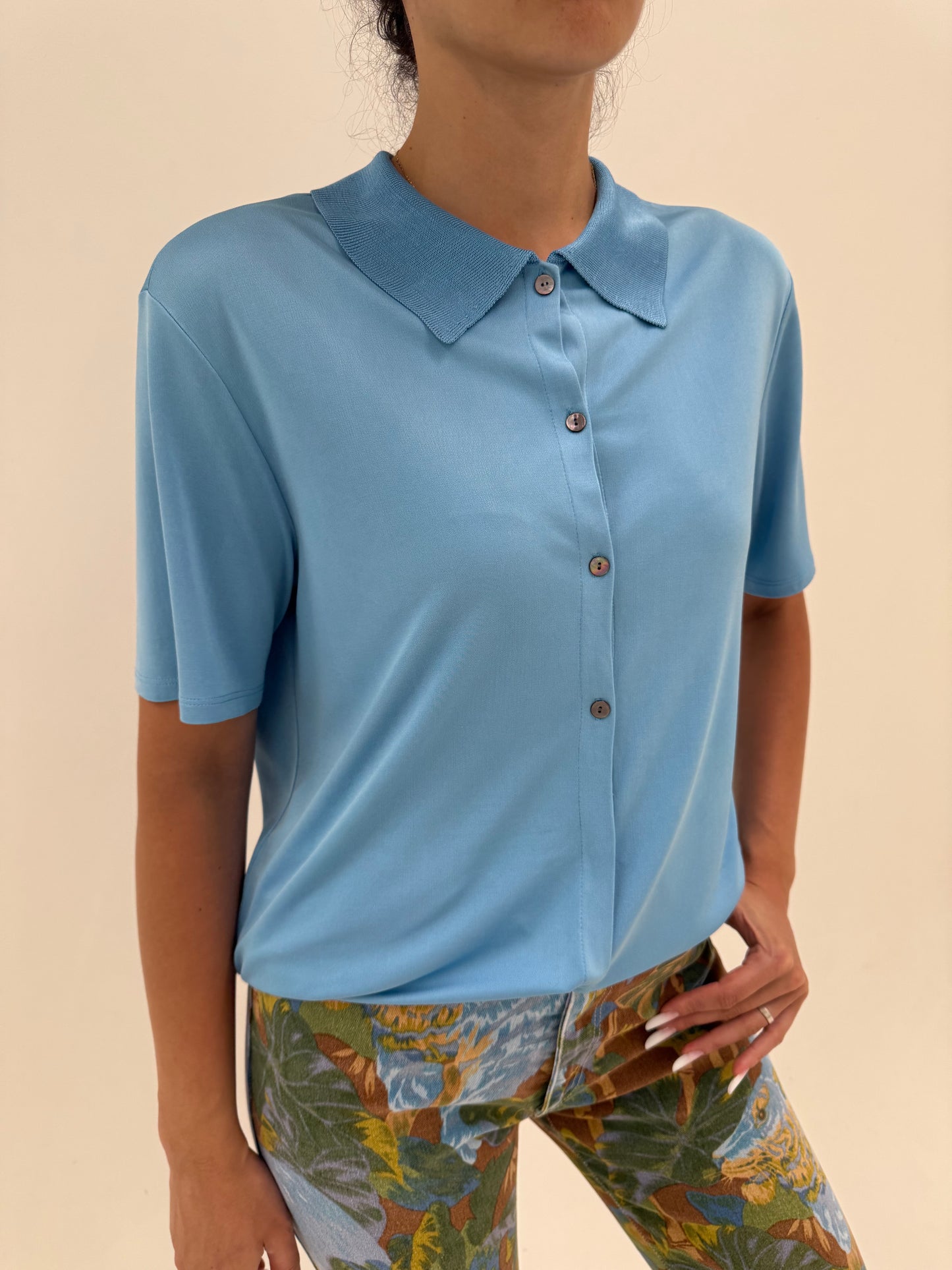 Top polo baby blue de grand luxury Les Copains din jerse de mătase naturală