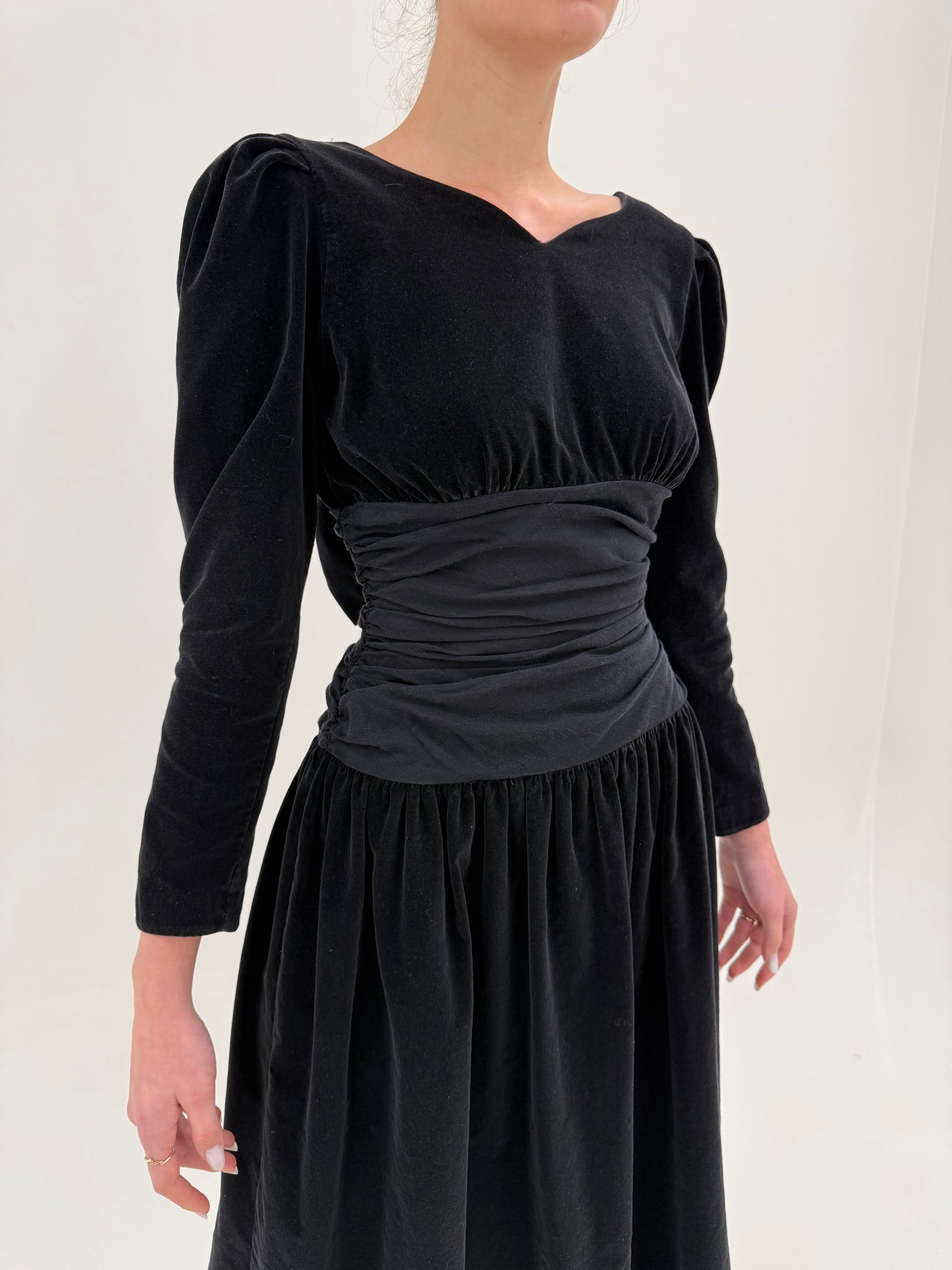 LBD vintage din catifea cu talie uktra marcată și fundă la spate cu decupaj